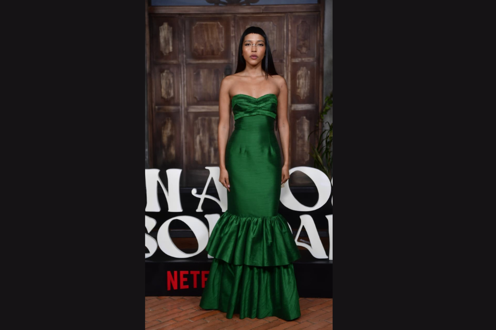 La modelo Akima usó un vestido verde de Brian Rodríguez.