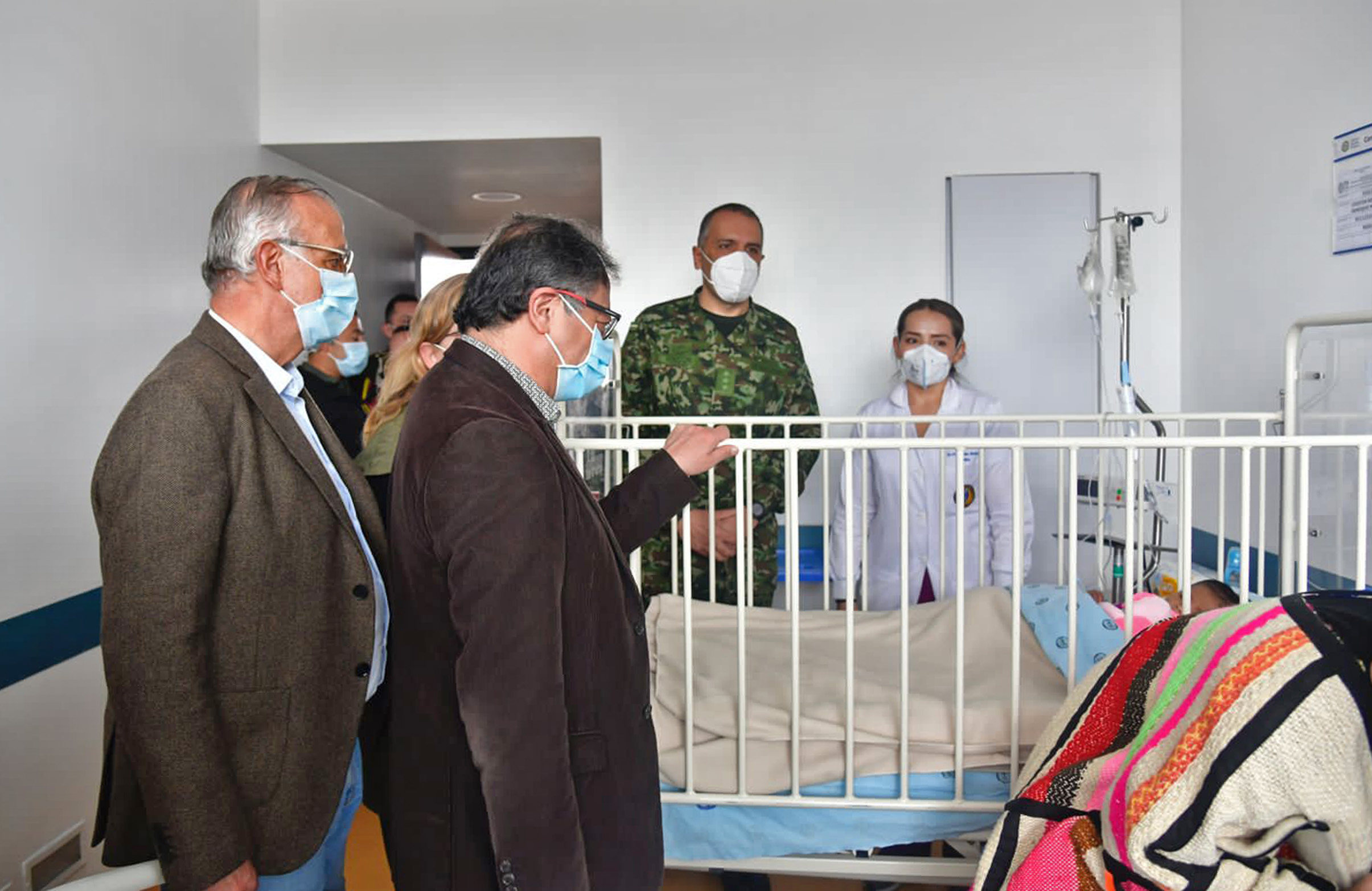 Niños que sobrevivieron 40 días en la selva permanecerán en el hospital