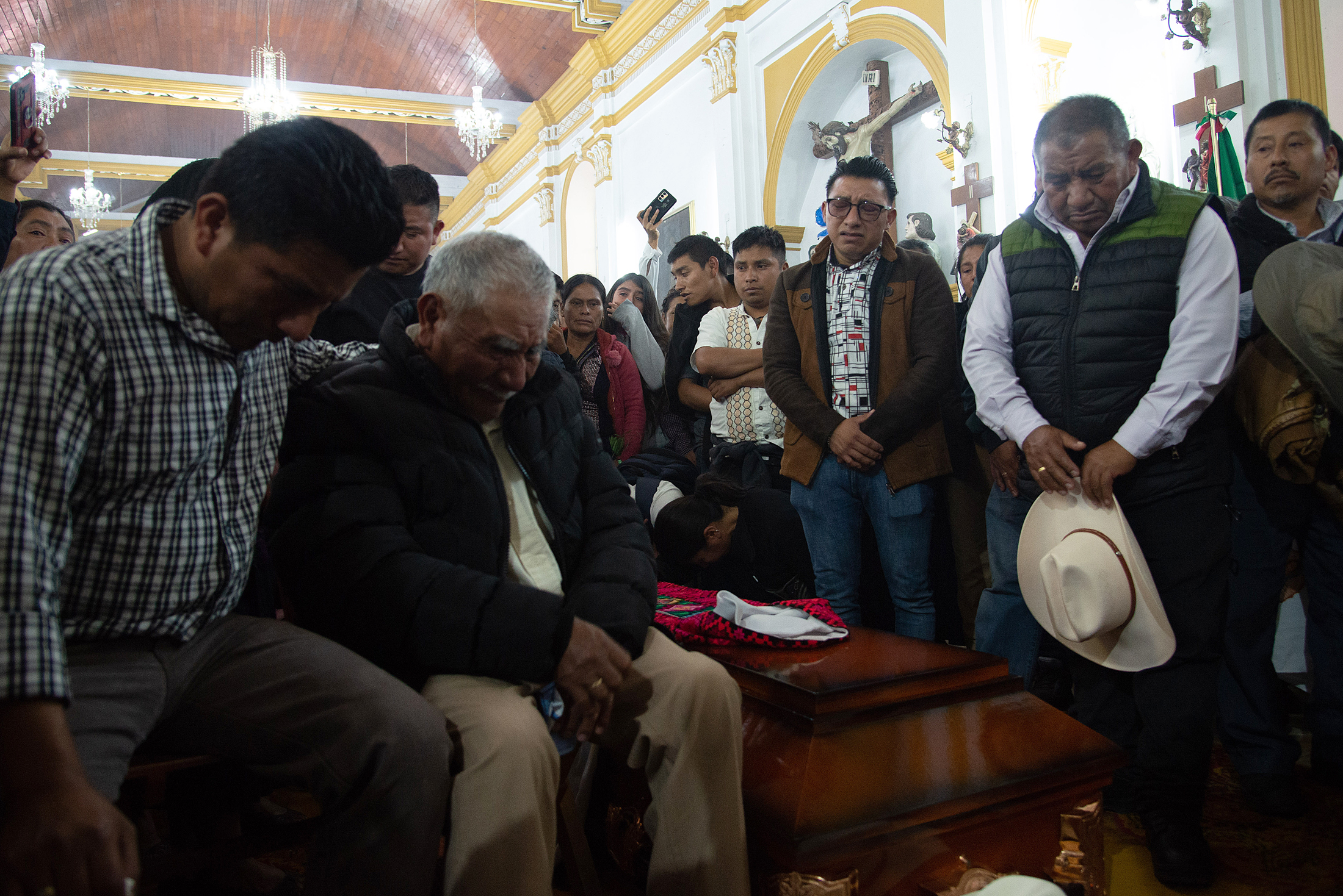 MEX3016. SAN CRISTOBAL DE LAS CASAS (MÉXICO), 20/10/2024.- Personas asisten al funeral del sacerdote Marcelo Pérez Pérez durante su este domingo, en el municipio de San Cristobal de las Casas (México). La diócesis de San Cristóbal de las Casas, en el estado de Chiapas, sureste de México, exigió a las autoridades paz y justicia tras el asesinato a balazos del sacerdote y defensor de derechos humanos y pueblos indígenas, Marcelo Pérez Pérez. EFE/ Carlos López