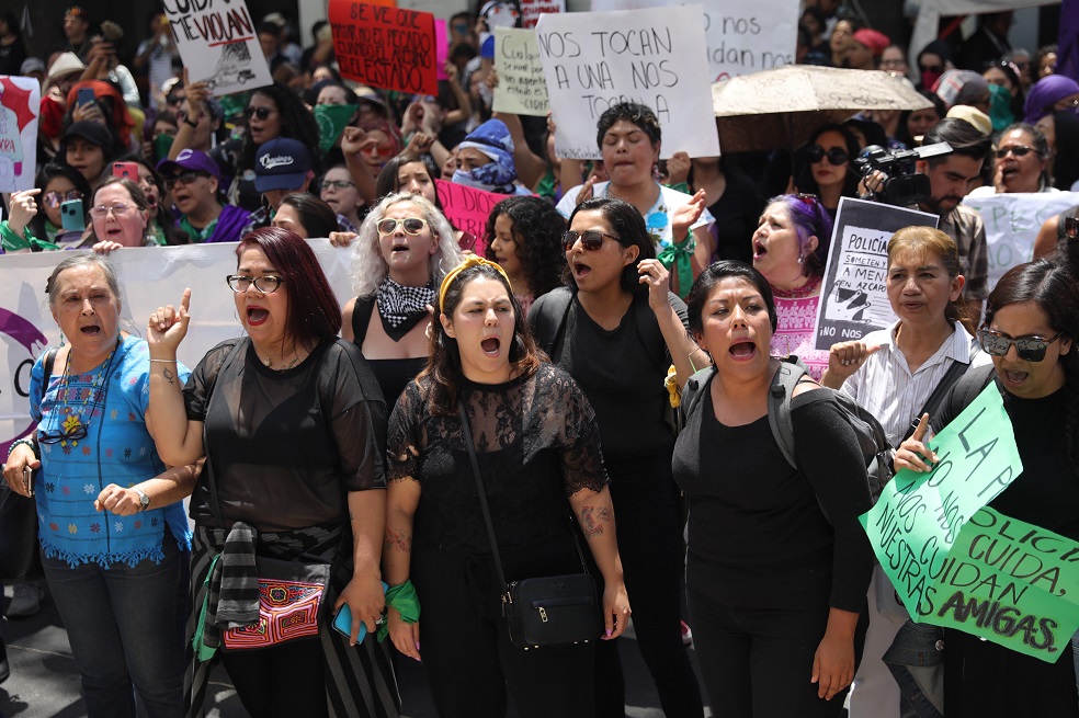 El relato de una menor de 17 años conmocionó a México hace unos meses. La joven denunció que el pasado 3 de agosto, fue violada por una patrulla de policías en la Ciudad de México. De ahí en adelante una suma de errores gubernamentales desataron fuertes protestas en toda la capital mexicana. El tema resaltó nuevamente una tarea urgente en un país donde se asesinan a 10 mujeres al día, según cifras oficiales. Las manifestaciones sociales, que incluyeron a cientos de mujeres, hombres y representantes de organizaciones y colectivos feministas, sacudieron los puntos más importantes de la capital mexicana. "Desde luego hay que hacer una investigación. No estamos desatendiendo el problema. Casi todo el Gobierno está orientado en garantizar la paz", fueron las palabras del presidente Andrés Manuel López Obrador, quien desde campaña prometió defender los derechos humanos.