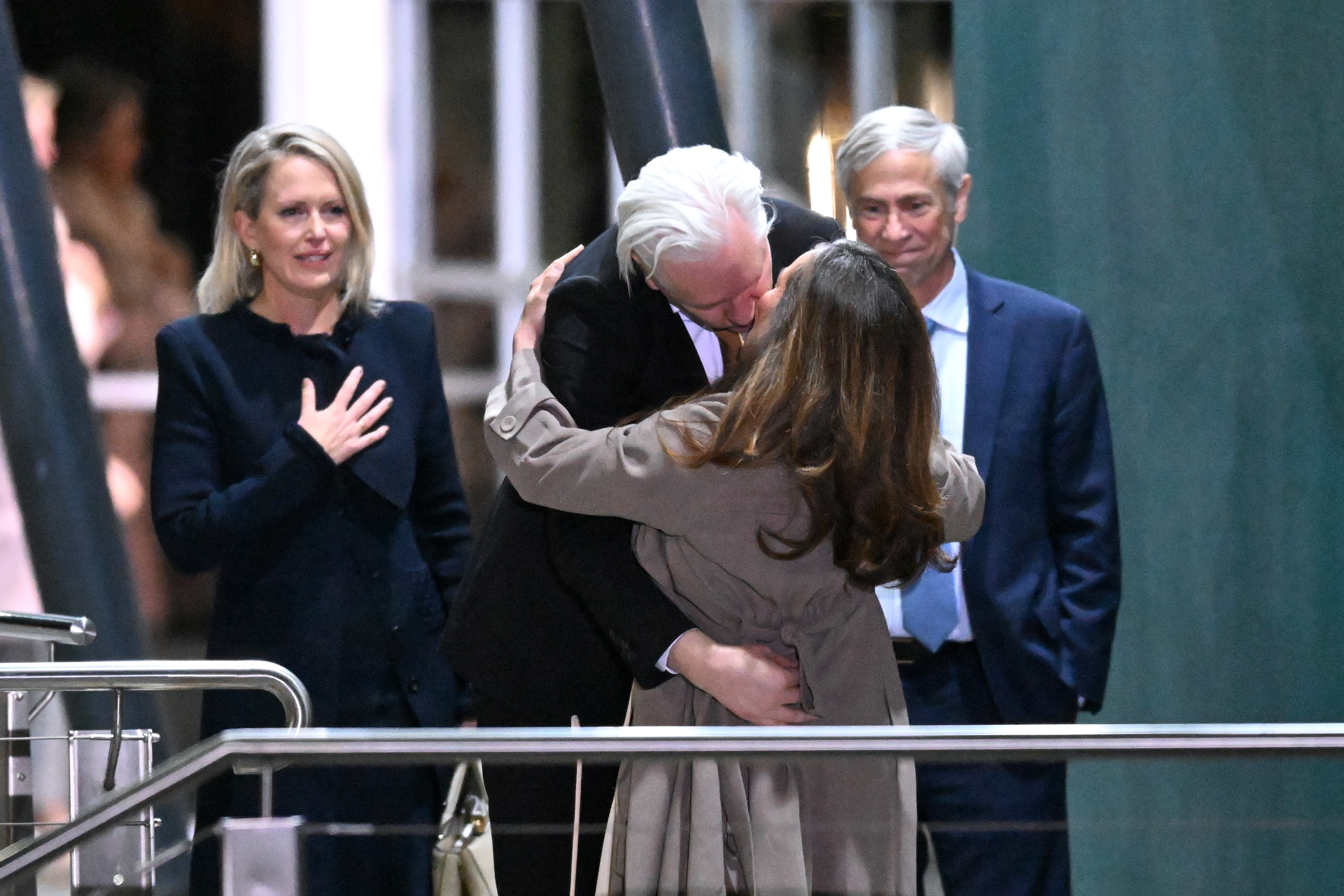 Primer beso en libertad: Assange se reúne con su familia en Australia