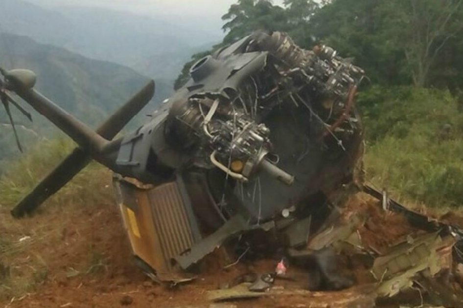 Video muestra cuando un helicóptero del Ejército cae en campo minado