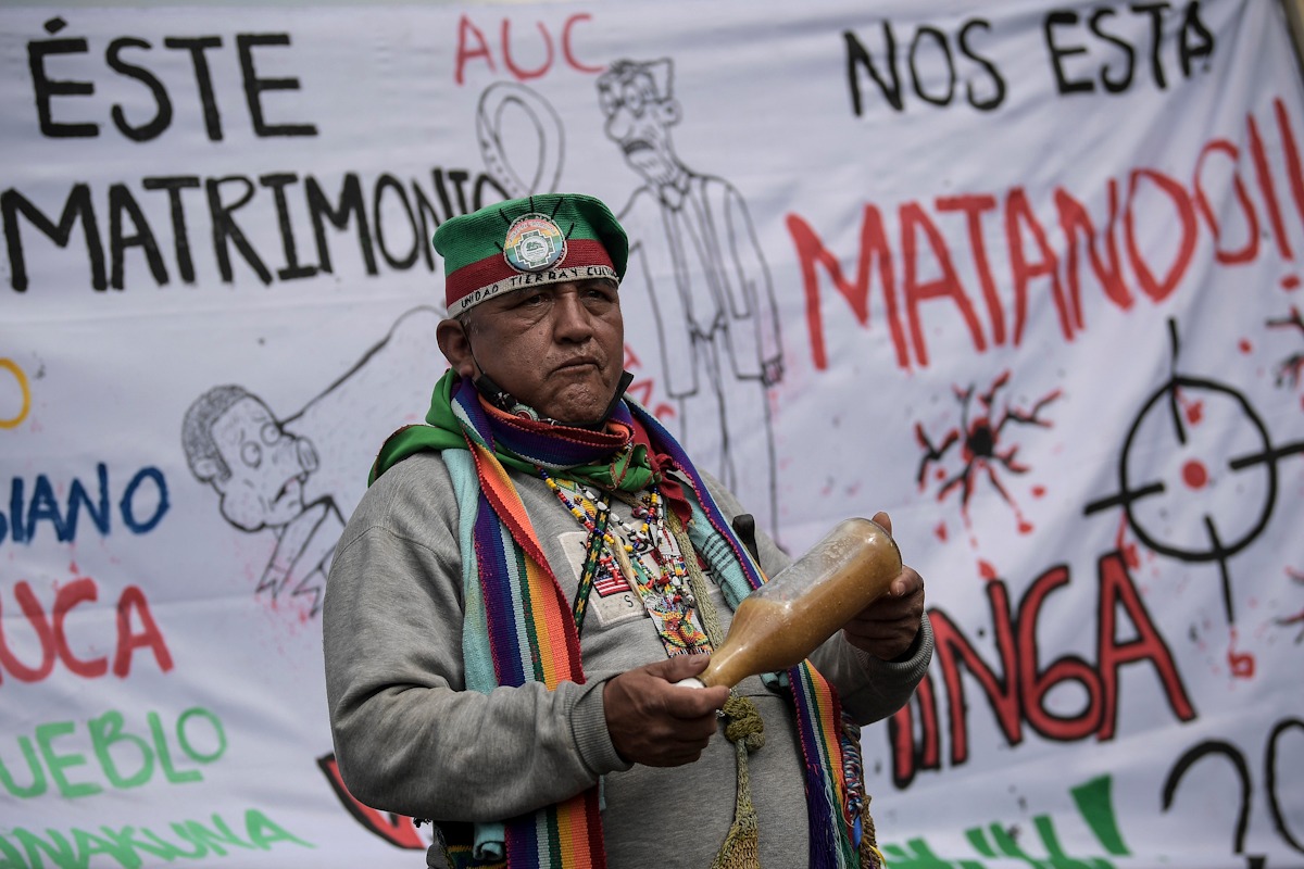 “Están vulnerando los derechos no solo de los indígenas sino de todos los colombianos. El derecho al trabajo, a la vida, a existir, a ser dignos, los derechos de los afros, de los estudiantes. Estamos juntando nuestras voces para defender nuestros derechos. Nos están pisoteando. La minga es de todos, la minga no es solo indígena”, señaló Luis Acosta, coordinador nacional de la guardia indígena.