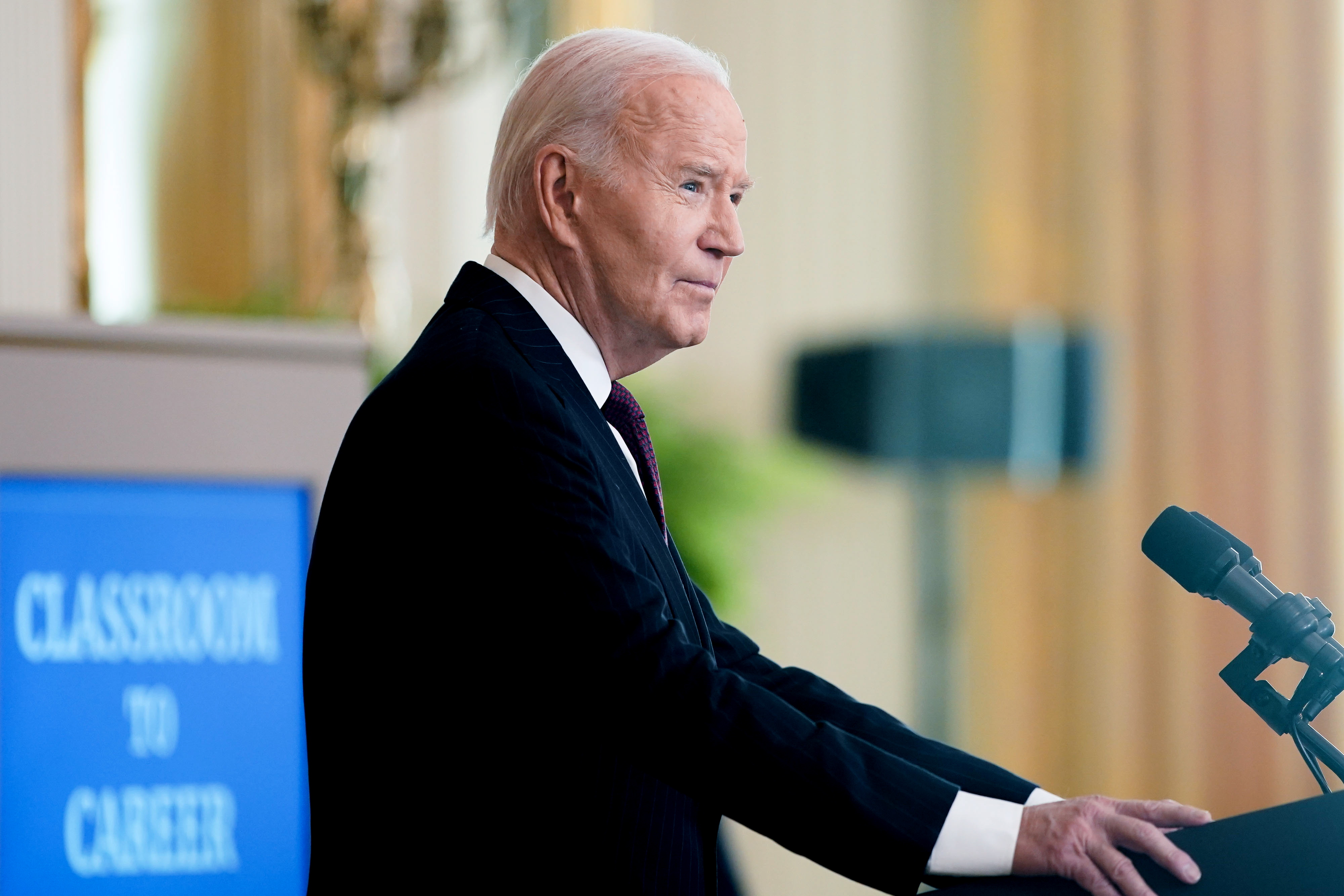 Washington, Dc (United States), 13/11/2024.- US President Joe Biden speaks during the Classroom to Career summit in the East Room of the White House in Washington, DC, USA, 13 November 2024. The summit is meant to highlight progress in expanding career pathways to good-paying jobs in infrastructure, clean energy, and advanced manufacturing. EFE/EPA/ALEXANDER DRAGO / POOL