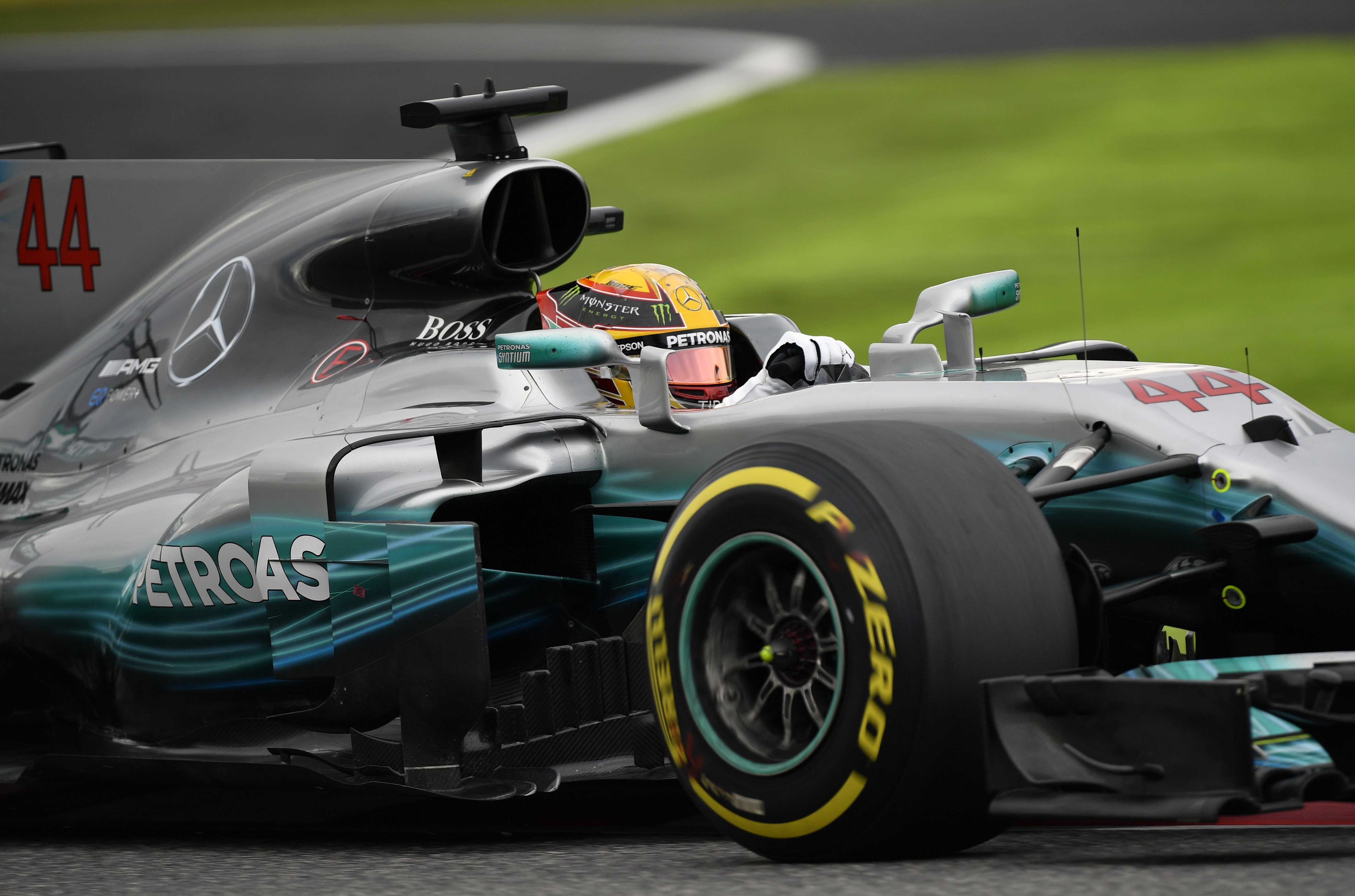 Hamilton gana la pole en Japón