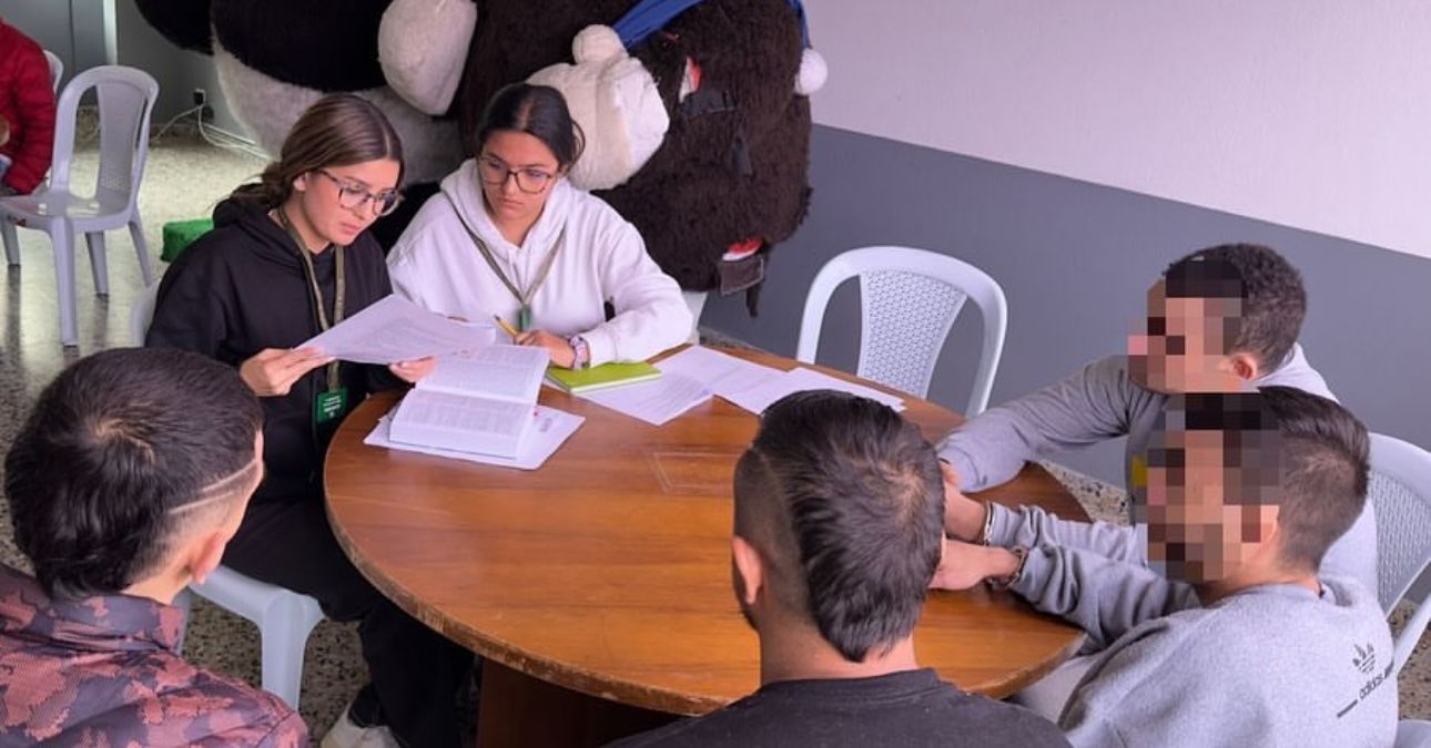 El grupo de estudiantes que trabaja gratis para dignificar la vida en las cárceles