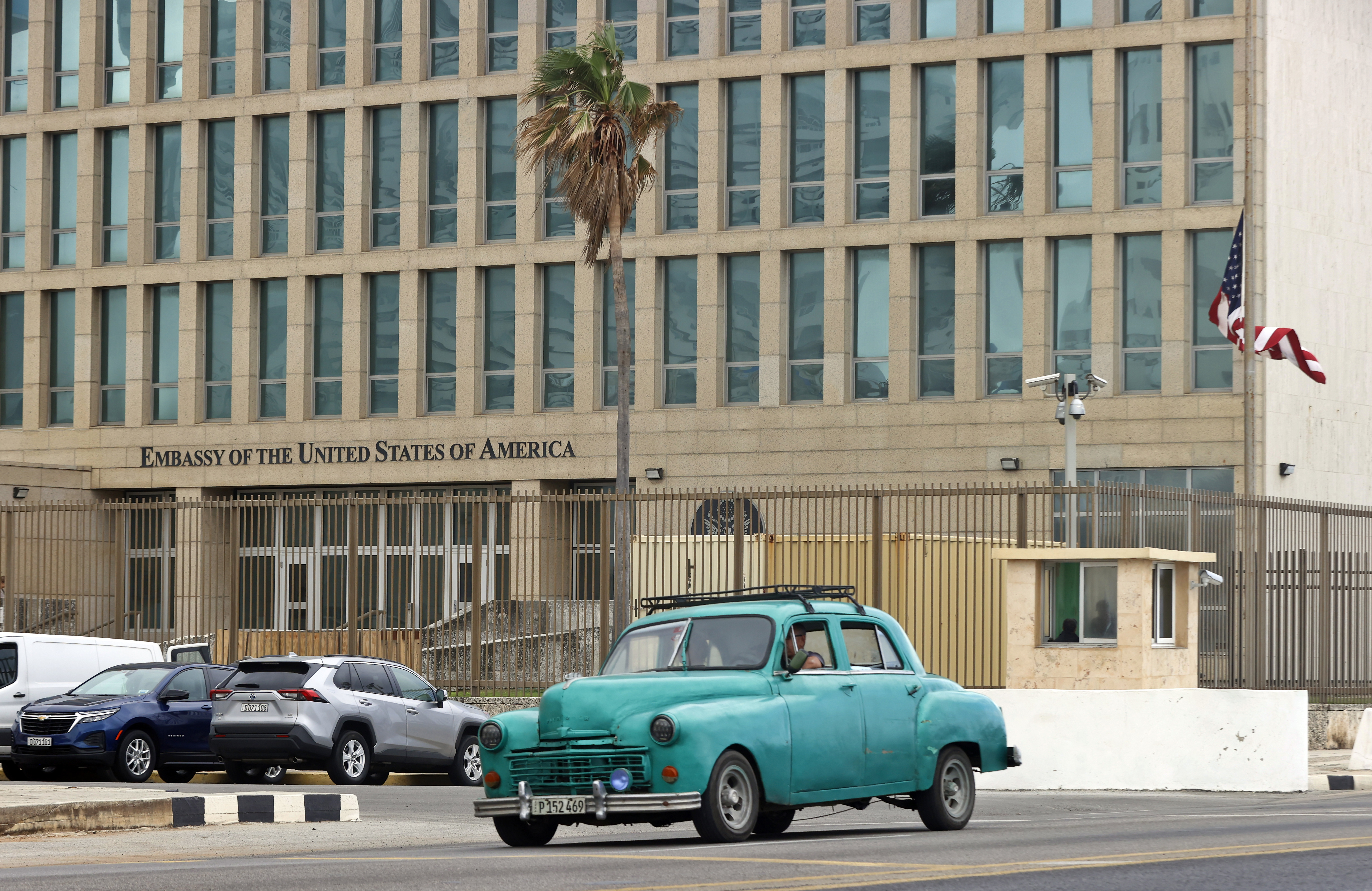 -FOTODELDÍA- AME1517. LA HABANA (CUBA), 15/01/2025.- Un auto clásico de fabricación norteamericana, pasa frente a la embajada de Estados Unidos este miércoles, en La Habana (Cuba). Las autoridades cubanas aclararon este miércoles que las 553 personas que saldrán de las cárceles de la isla no han sido ni indultadas ni amnistiadas -sino, técnicamente, excarceladas- y que, por tanto, "pueden regresar a la prisión" si no cumplen una serie de "requisitos", como una "buena conducta". EFE/ Ernesto Mastrascusa