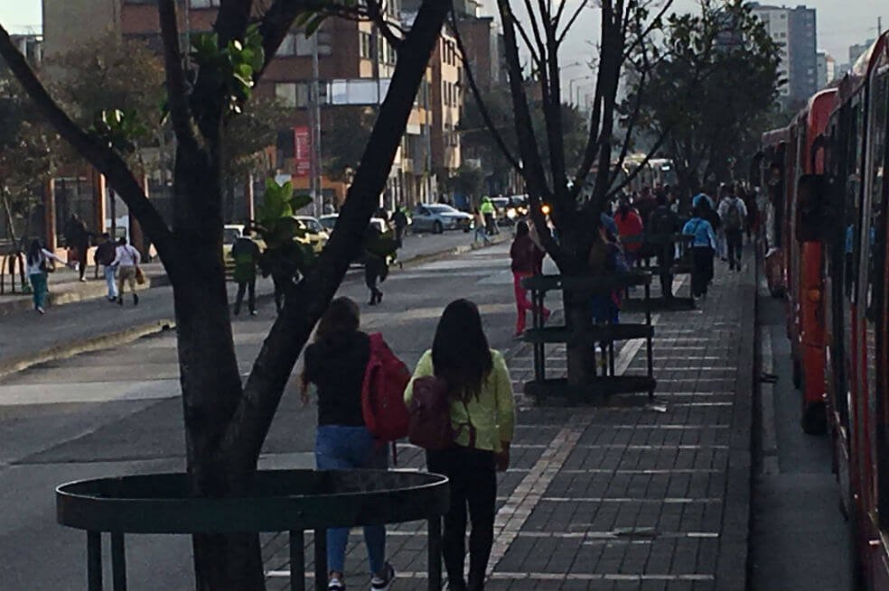 Manifestantes paralizan la movilidad por la Avenida Caracas en el centro de Bogotá