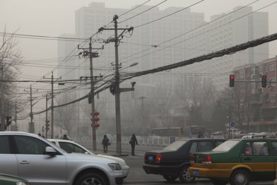 Una nube espesa de aire contaminado cubre el centro de la capital china. La medida del nivel de aire contaminado, en la estación de monitoreo de la embajada estadounidense en Pekín, ha alcanzado un riesgoso 414 en el índice PM2.5