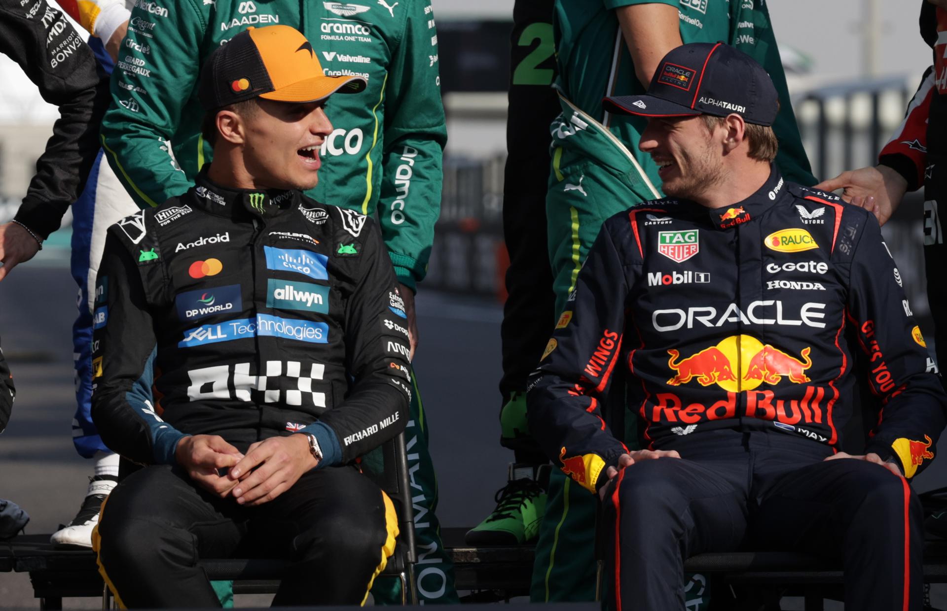 ABU DHABI (United Arab Emirates), 07/12/2025.- McLaren driver Lando Norris of Britain (L) and Red Bull Racing driver Max Verstappen of Netherlands attend the end of season group picture ahead of the Formula One Abu Dhabi Grand Prix at the Yas Marina Circuit racetrack in Abu Dhabi, United Arab Emirates, 07 December 2025. (Fórmula Uno, Países Bajos; Holanda, Emiratos Árabes Unidos, Reino Unido) EFE/EPA/ALI HAIDER
