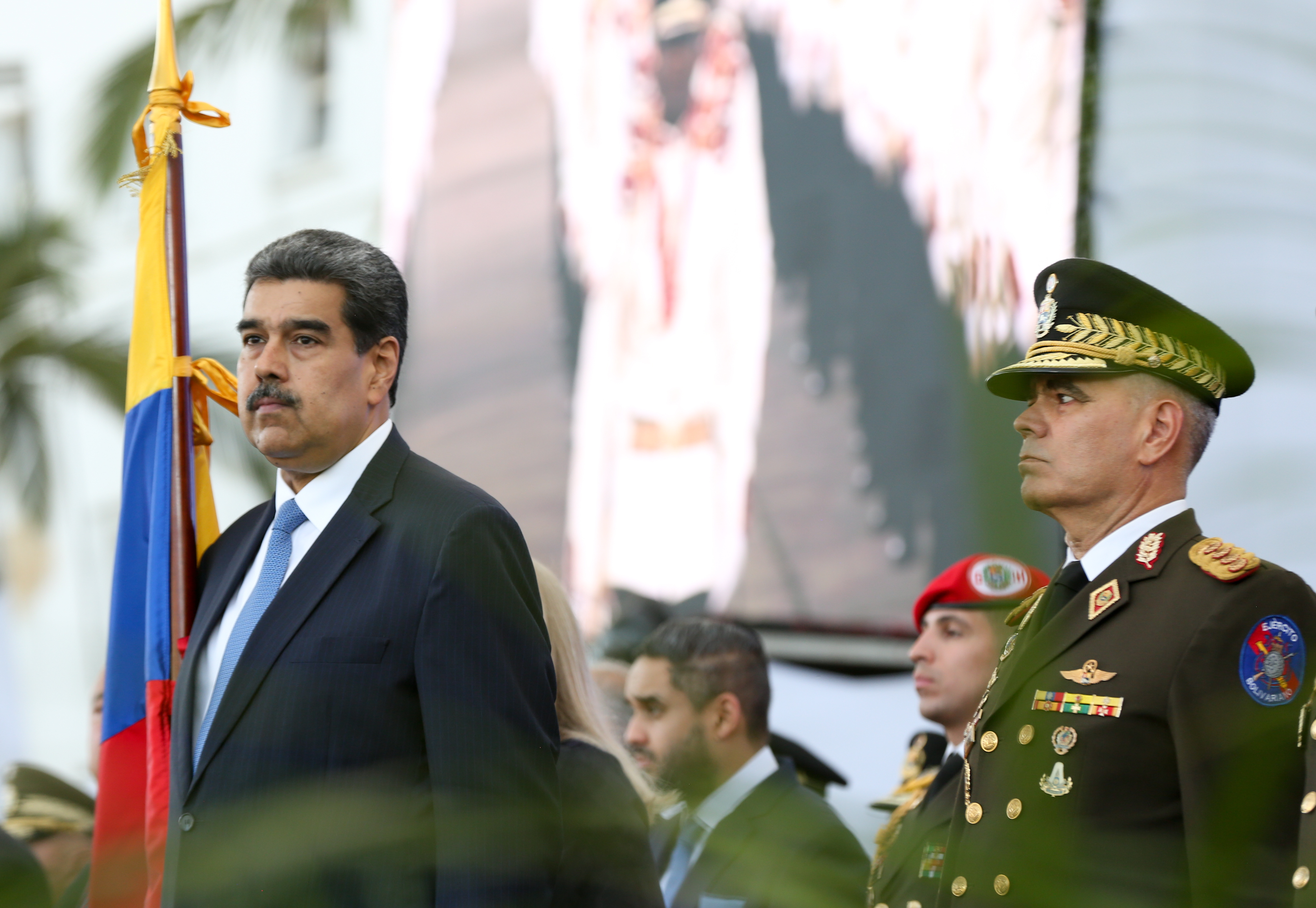AME1770. CARACAS (VENEZUELA), 07/07/2023.- Fotografía cedida hoy por la oficina de Prensa del Palacio de Miraflores que muestra al presidente venezolano, Nicolas Maduro, junto al ministro de Defensa, Vladimir Padrino Lopez (d), durante un acto de Gobierno en Caracas (Venezuela). Maduro ratificó este viernes al ministro de Defensa, Vladimir Padrino López, por noveno año consecutivo, al tiempo que renovó parcialmente la cúpula militar al cambiar a los comandantes del Ejército, Armada, la Guardia Nacional Bolivariana (GNB, Policía militarizada) y la Milicia. EFE/ PRENSA MIRAFLORES /SOLO USO EDITORIAL /SOLO DISPONIBLE PARA ILUSTRAR LA NOTICIA QUE ACOMPAÑA (CRÉDITO OBLIGATORIO)