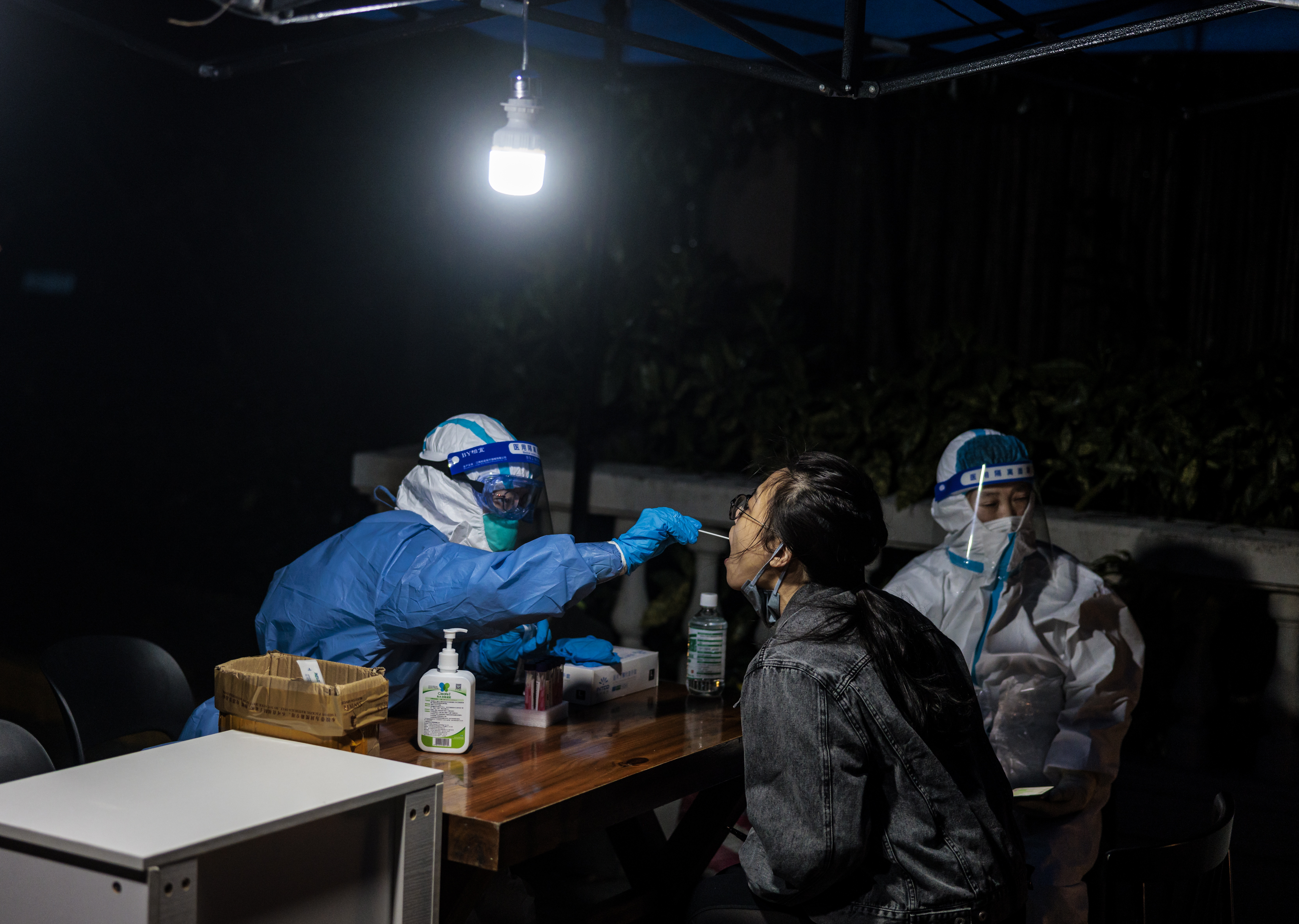 Los retos que enfrenta el sistema de salud de China por el brote de ómicron