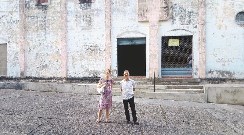 El arquitecto Gregorio Sokoloff y su esposa, Cristina, frente al Teatro Unión. / Cortesía