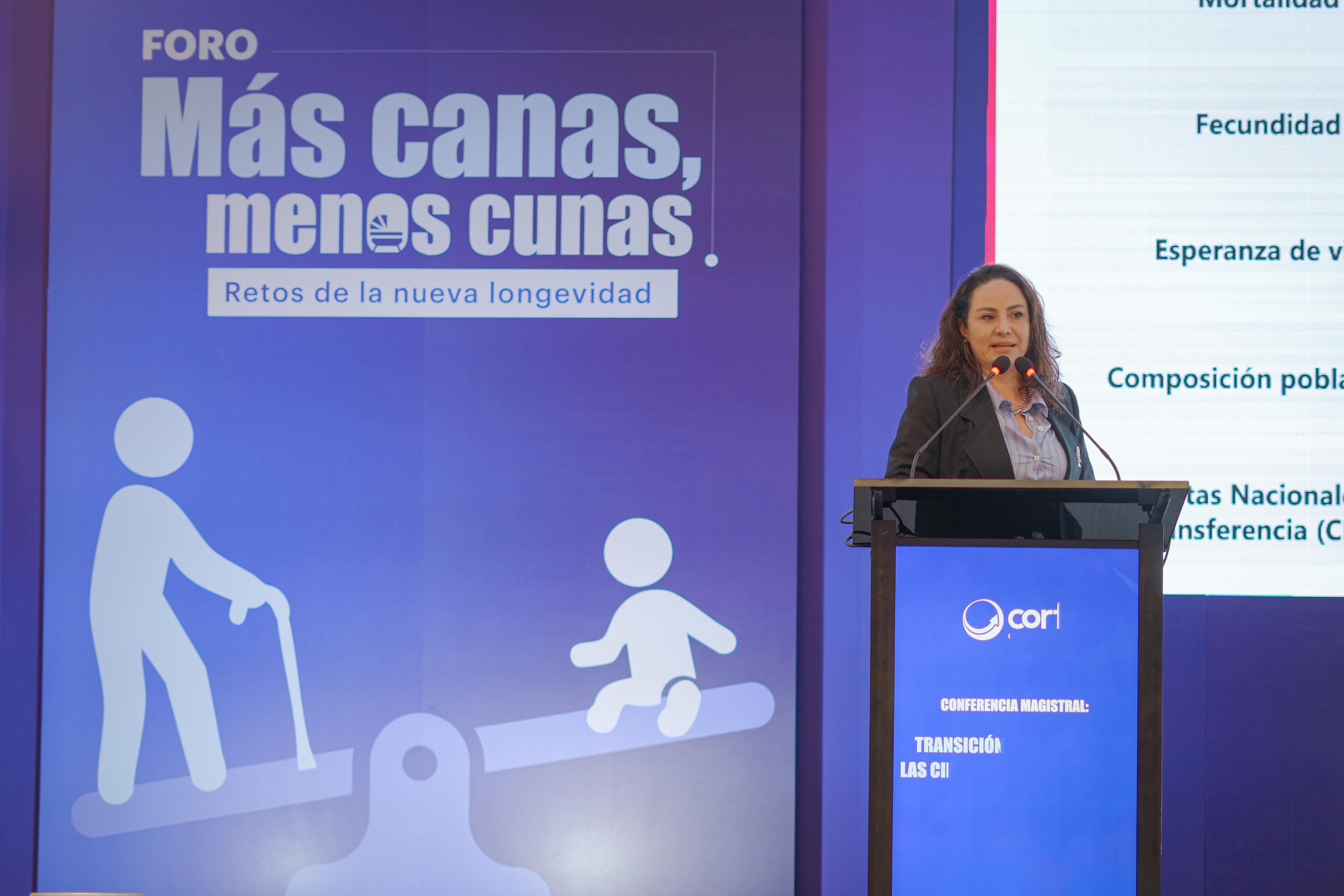 Piedad Urdinola, directora del DANE, en el foro de Corficolombiana "Más canas, menos cunas"