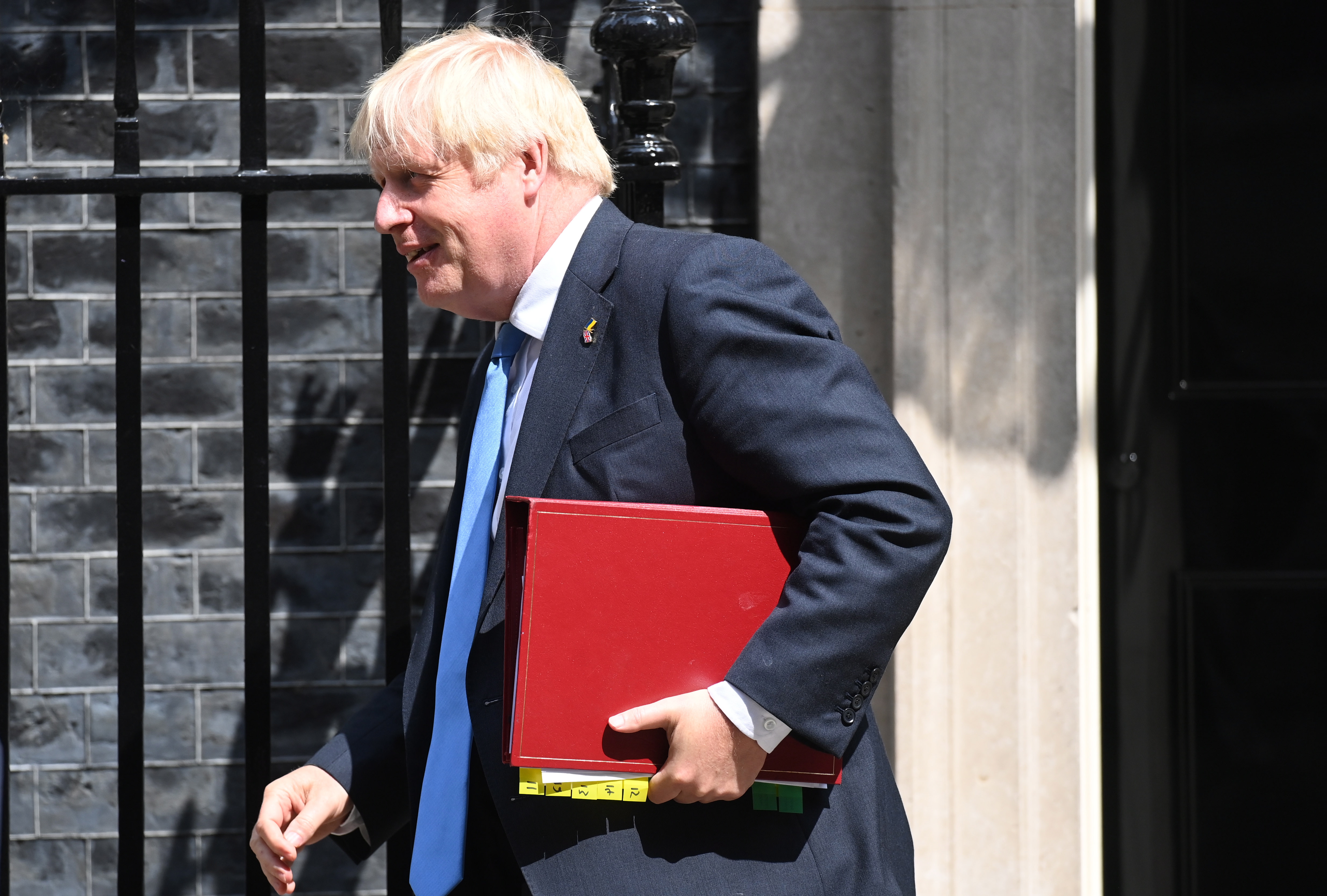 London (United Kingdom), 20/07/2022.- Britain's Prime Minister Boris Johnson departs his official residence at 10 Downing Street to appear at his final Prime Ministers Questions at Parliament in London, Britain, 20 July 2022. Johnson announced his resignation on 07 July 2022 and will remain as Prime Minister until a new Conservative Party leader is elected. (Reino Unido, Londres) EFE/EPA/NEIL HALL
