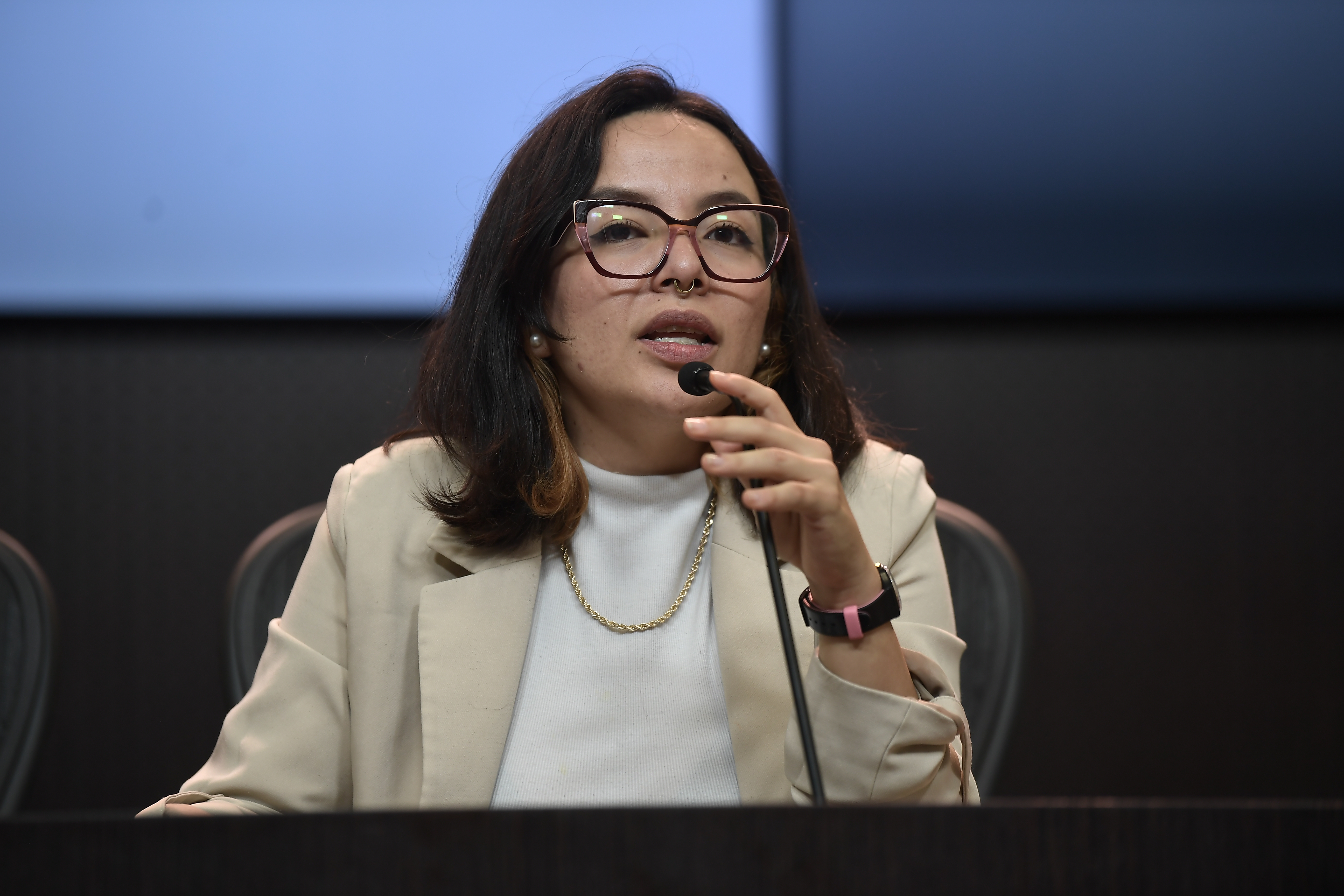 Representante a la Cámara durante la radicación del proyecto de ley contra el abuso de menores en el clero