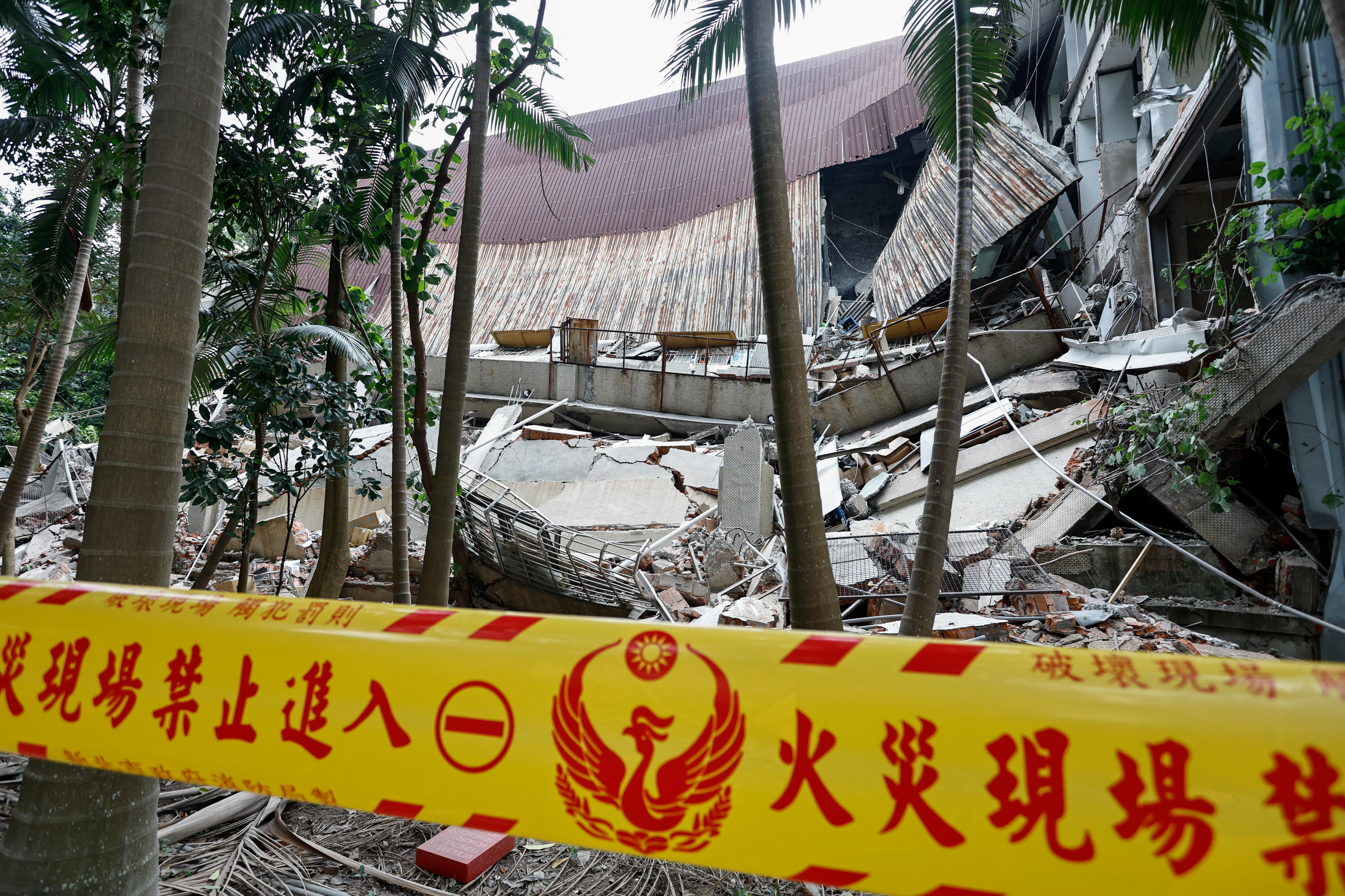 New Taipei (Taiwan), 03/04/2024.- The wreckage of a printing company'Äôs factory after it collapsed following a magnitude 7.5 earthquake in New Taipei, Taiwan, 03 April 2024. A magnitude 7.4 earthquake struck Taiwan on the morning of 03 April with an epicenter 18 kilometers south of Hualien City at a depth of 34.8 km, according to the United States Geological Survey (USGS). (Terremoto/sismo, Estados Unidos) EFE/EPA/DANIEL CENG