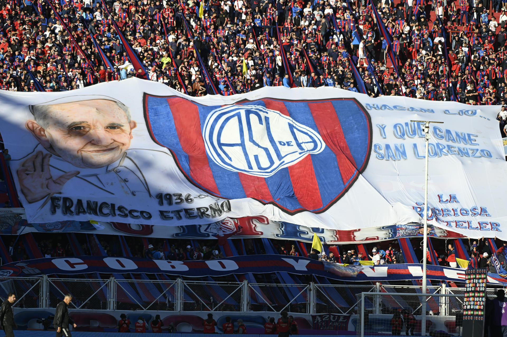 Así fue el conmovedor homenaje de San Lorenzo al papa Francisco en su partido
