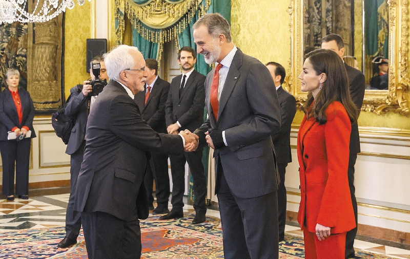 Entre las críticas y el apoyo a los premios de literatura