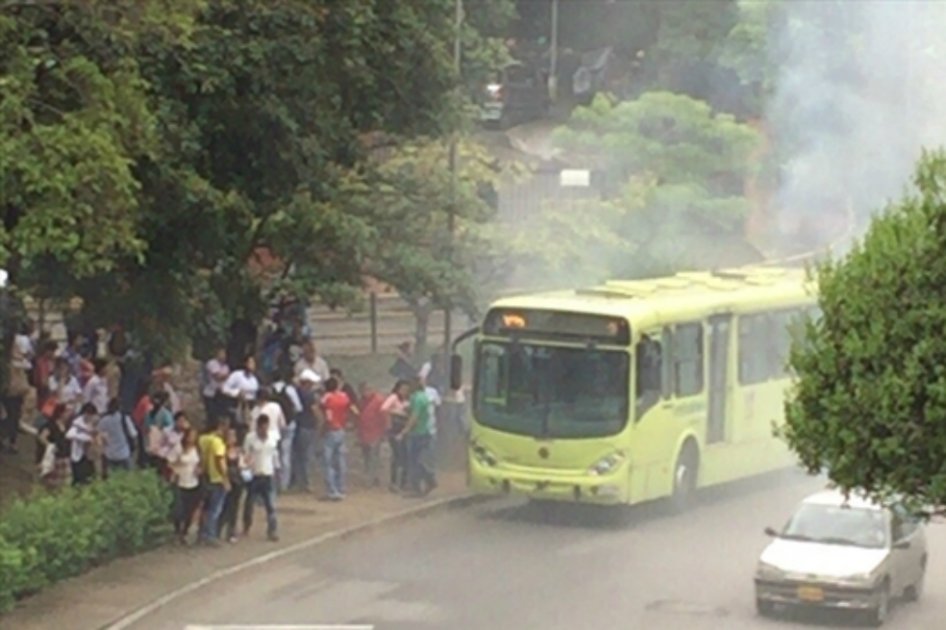 Emergencia por conato de incendio en bus de Metrolínea en Bucaramanga