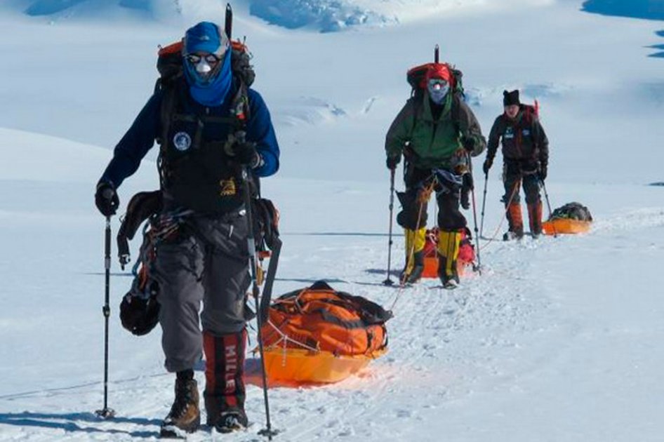 Expedicionarios, listos para ascender al segundo campamento en Monte Vinson