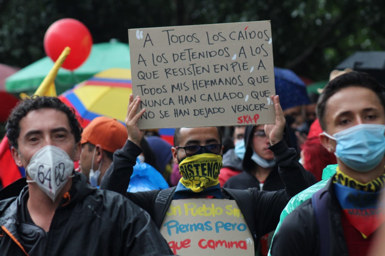 Pese a que la jornada de manifestación ha sido en su mayoría pacífica, se han presentado hechos vandálicos como el robo de un bus de Transmilenio en el Portal Américas.