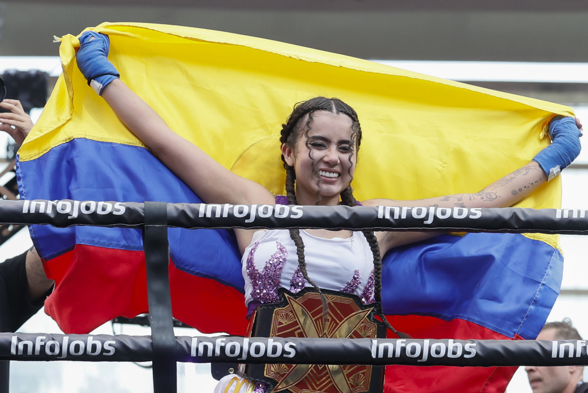SEVILLA, 25/07/2026.- La ´streamer´ colombiana Valeria Solano ´La Parce´ celebra su victoria en el combate que ha disputado frente a la ´influencer´ Fabiana Sevillano este sábado en la ´Velada del Año 6´ que se celebra en el estadio de La Cartuja, en Sevilla. EFE / José Manuel Vidal.
