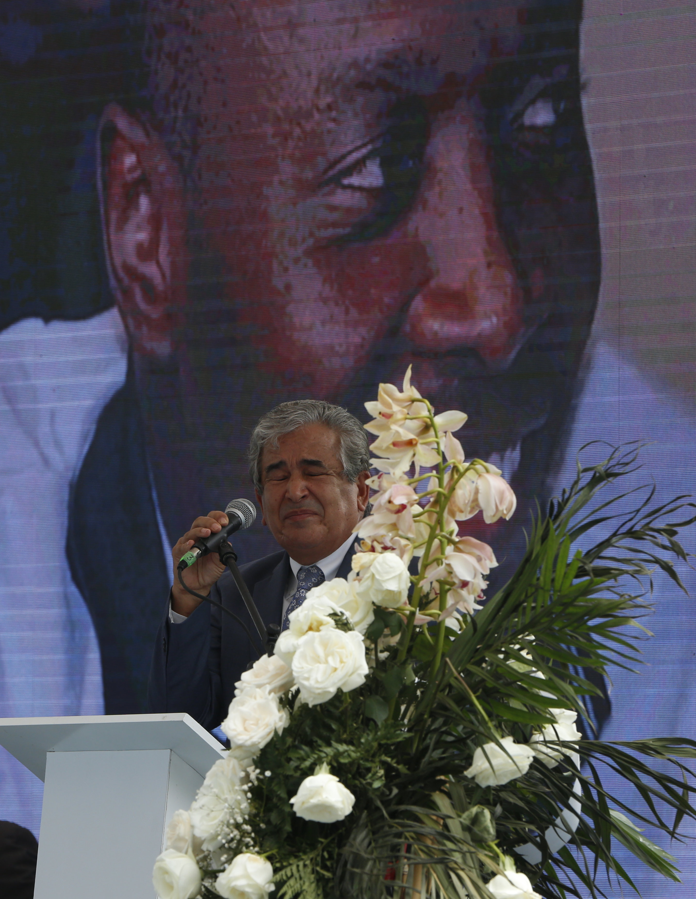 AME1783. CALI (COLOMBIA), 16/04/2022.- El entrenador Jorge Luis Pinto habla durante un homenaje al exfutbolista colombiano Freddy Rincón hoy, en el estadio Pascual Guerrero en Cali (Colombia). Rincón falleció el miércoles en la noche luego de sufrir un accidente automovilístico. EFE/ Ernesto Guzmán Jr