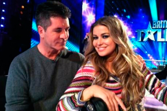 Simon Cowell y Carmen Electra se besan en público