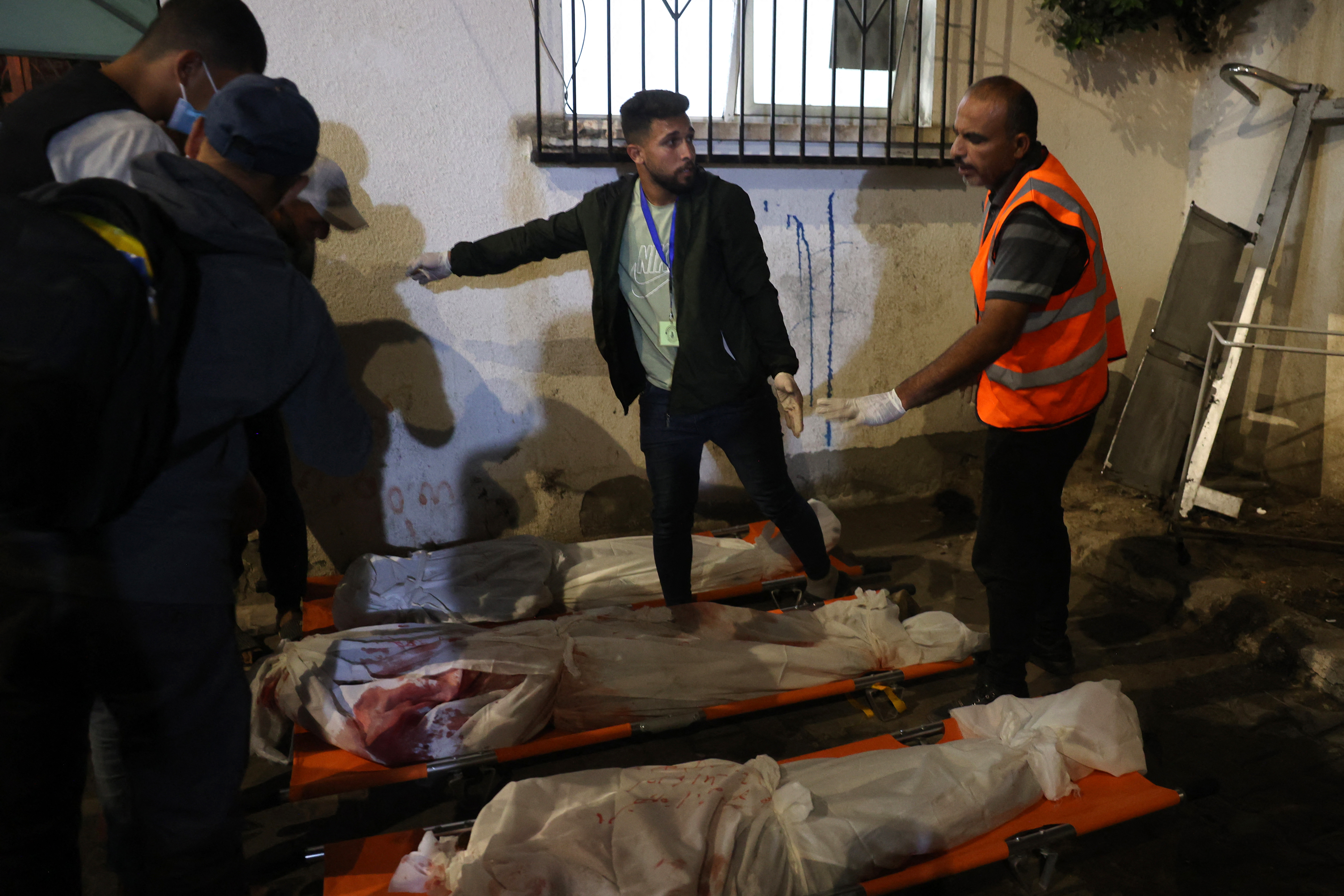 Médicos preparan los cuerpos de personas víctimas de un ataque israelí contra un campamento para palestinos desplazados internos en un hospital de Rafah el 26 de mayo de 2024,