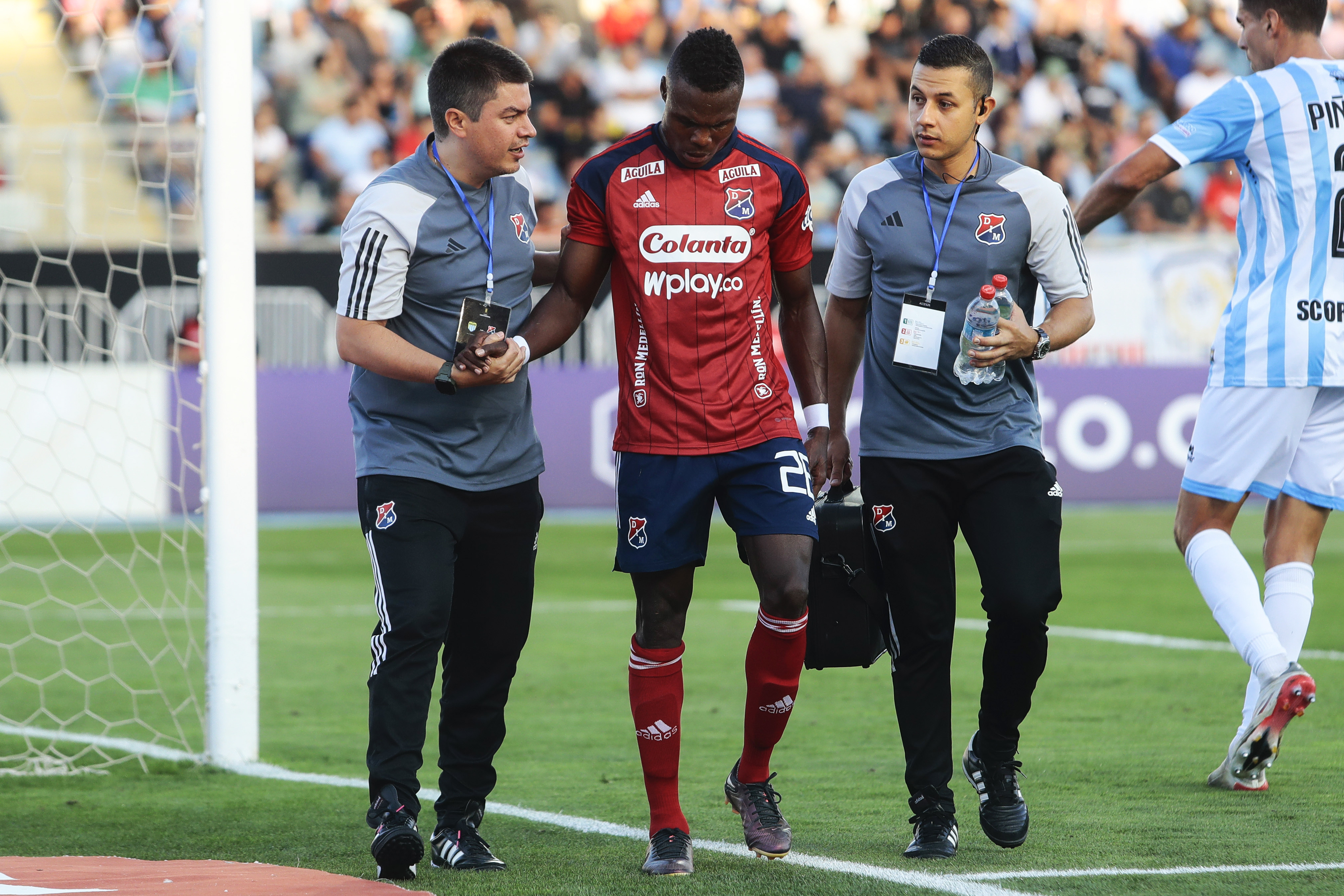 AME809. RANCAGUA (CHILE), 08/03/2023.- El jugador de Independiente de Medellin Yulian Gomez (c) se retira lesionado del campo de juego hoy, durante un partido entre Magallenes e Independiente Medellín, de la tercera ronda de Copa Libertadores 2023, en el estadio El Teniente, Rancagua (Chile). EFE/ Osvaldo Villarroel
