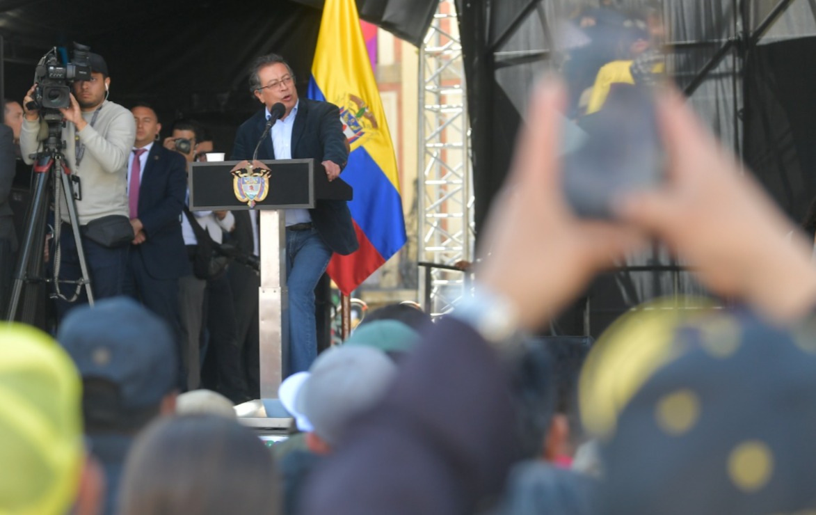 Petro eligió como escenario para su discurso un punto clave, situado entre las sedes de los dos poderes con los que tiene confrontaciones: el Legislativo (Congreso) y el Judicial (Palacio de Justicia).