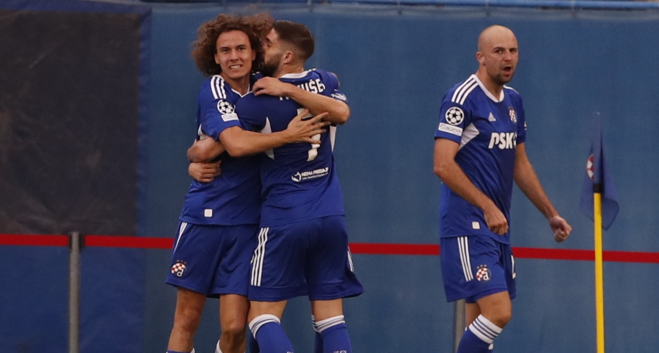 Zagreb (Croatia), 06/09/2022.- Players of GNK Dinamo celebrate the 1-0 goal in the UEFA Champions League group E match between GNK Dinamo and Chelsea FC in Zagreb, Croatia, 06 September 2022. (Liga de Campeones, Croacia) EFE/EPA/ANTONIO BAT
