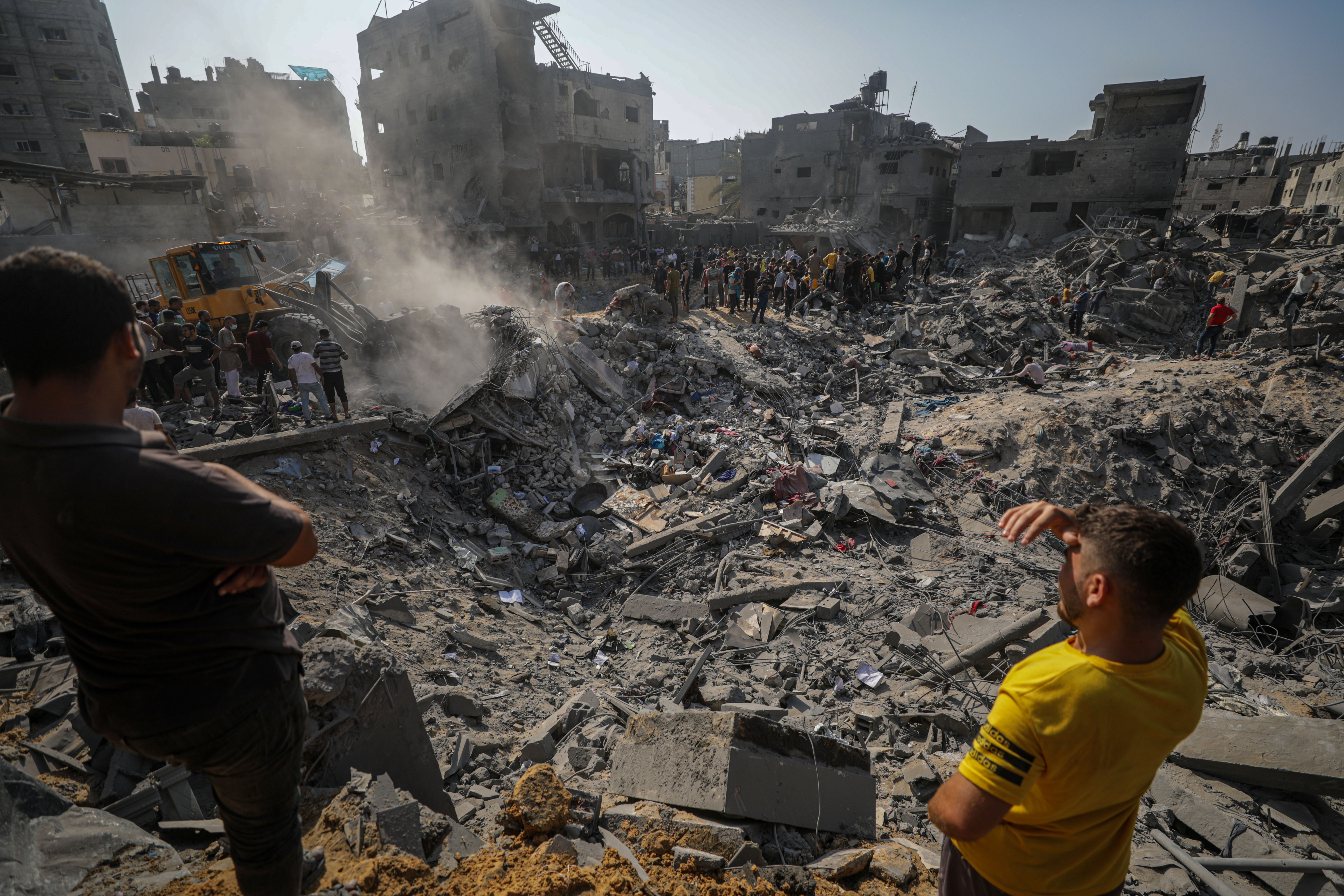 Jabaliya Town (---), 01/11/2023.- Palestinians search for bodies and survivors among the rubble following Israeli airstrikes on Al Falouja in Jabalia town, northern Gaza, 01 November 2023. More than 8,500 Palestinians and at least 1,400 Israelis have been killed, according to the IDF and the Palestinian health authority, since Hamas militants launched an attack against Israel from the Gaza Strip on 07 October, and the Israeli operations in Gaza and the West Bank which followed it. EFE/EPA/MOHAMMED SABER