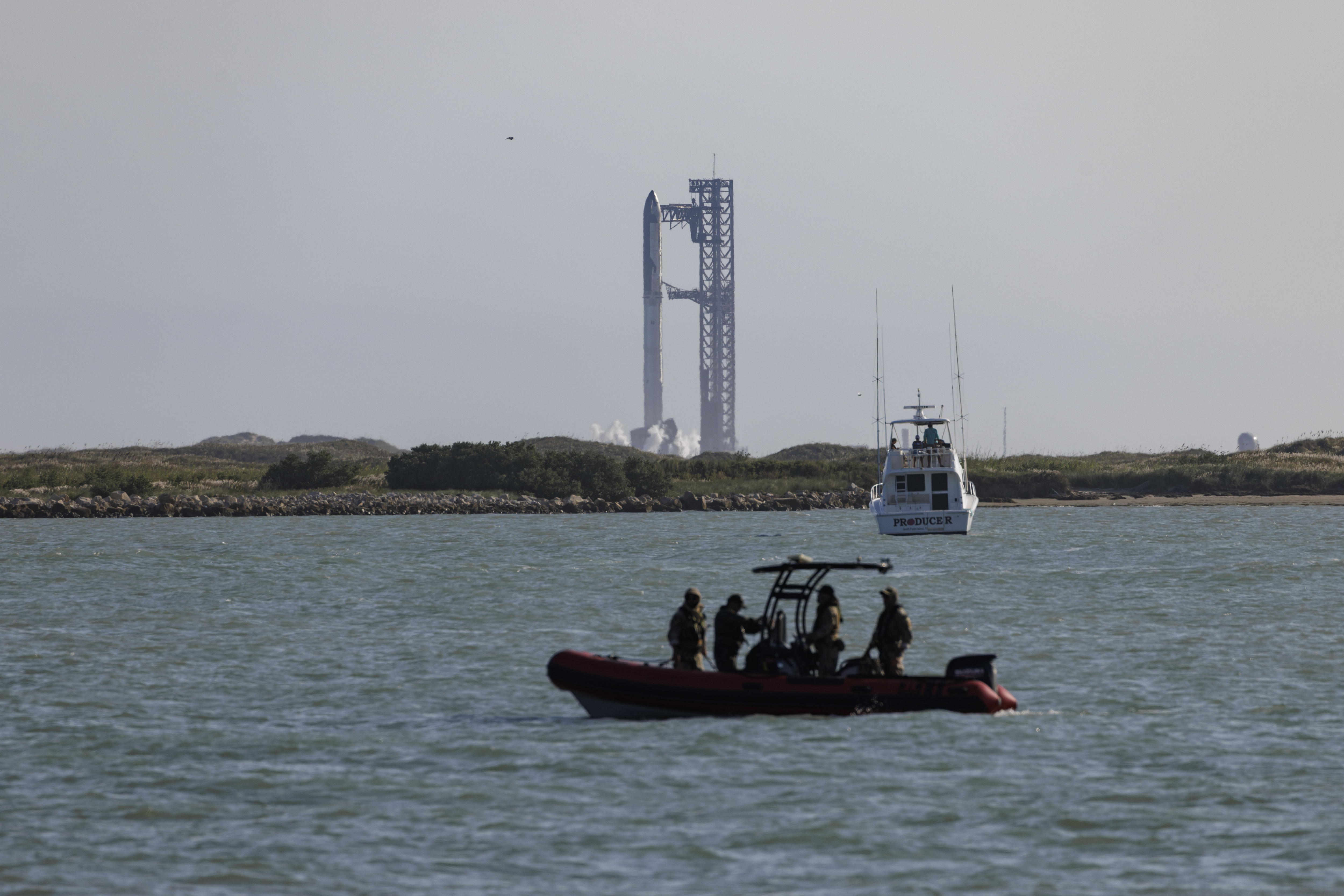 Boca Chica (United States), 19/11/2024.- The SpaceX 'Starship' rocket at the company's Starbase facility in Boca Chica, Texas, USA, 19 November 2024. This is the company's sixth test flight attempt to test the 'Starship' rocket and the second time that SpaceX is attempting to catch the rocket booster during landing. EFE/EPA/MICHAEL GONZALEZ
