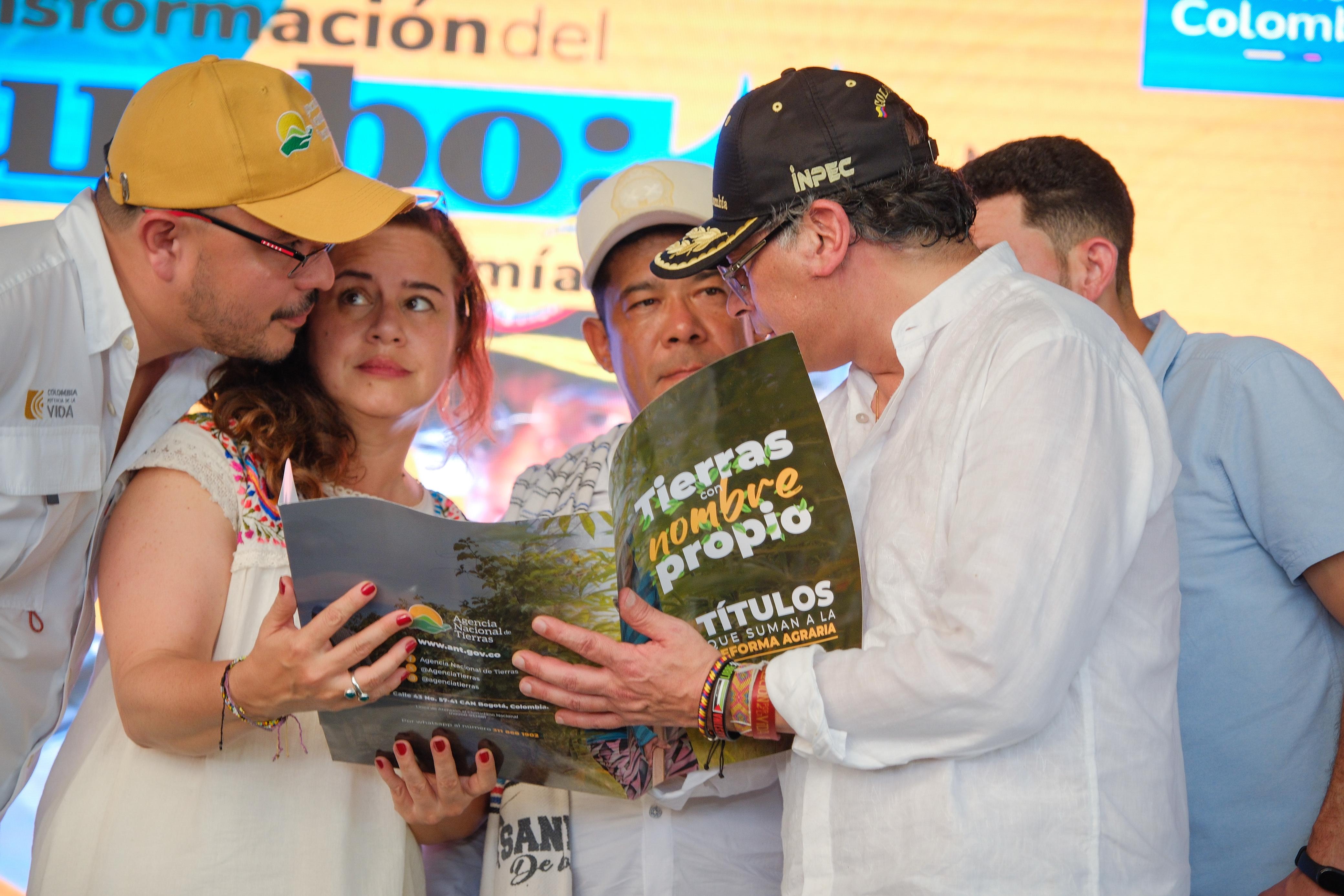 El presidente Petro entregó 387 títulos de propiedad a campesinos e indígenas del Catatumbo.