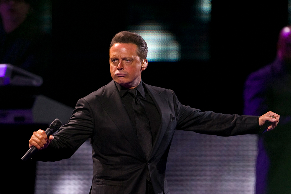 Luis Miguel está bajo orden de arresto en EE.UU.