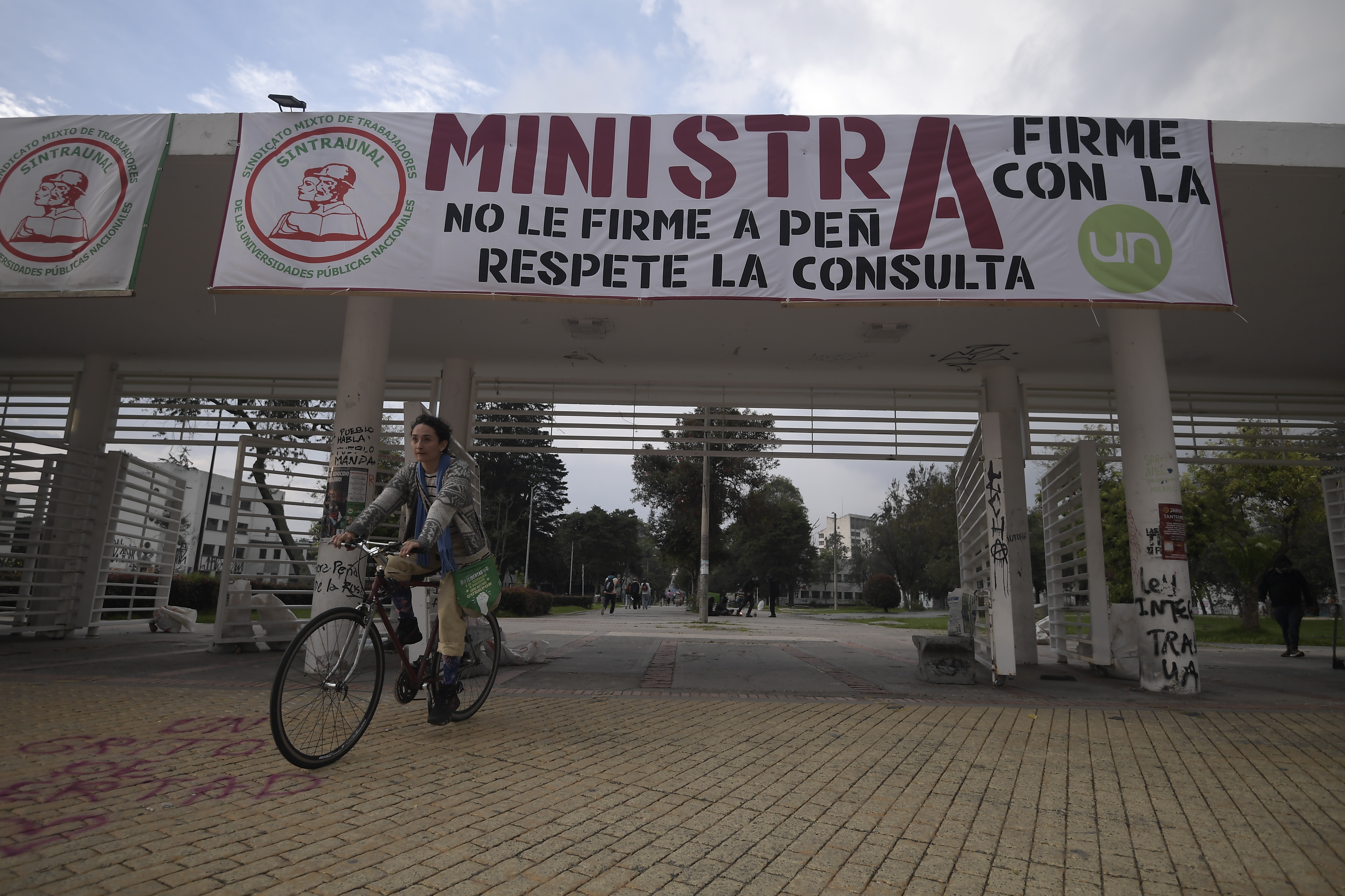 IMÁGENES EXCLUSIVAS.
Protestas y manifestaciones de estudiantes enmascarados de la Universidad Nacional por la posesión del Rector José Ismael Peña.