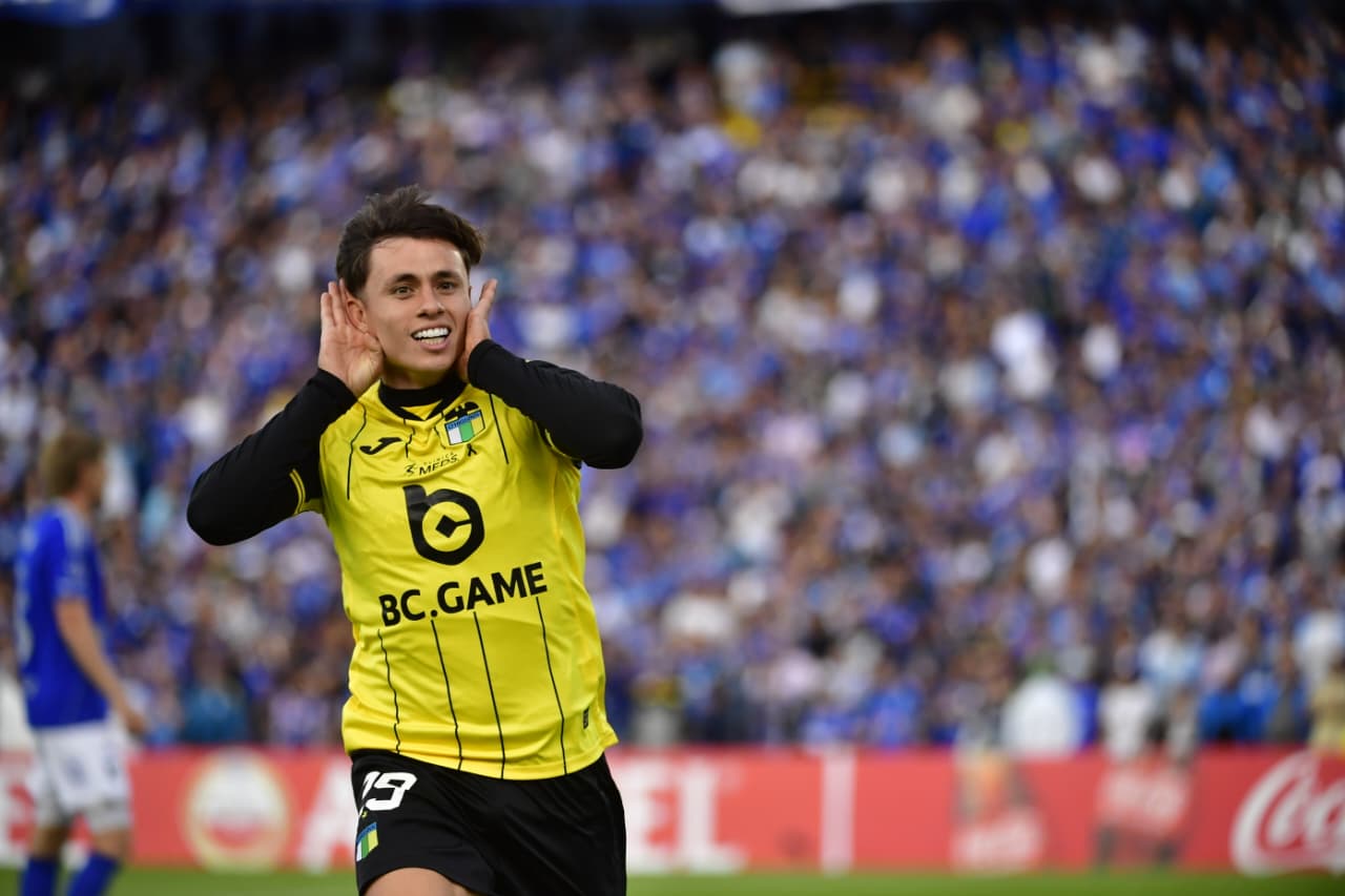Bastián Yáñez celebra su gol en Bogotá.