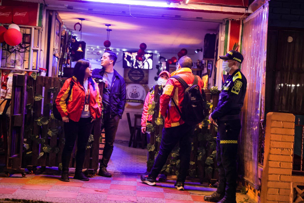 Suspenden cinco negocios, tras operación del Comando Nocturno en Kennedy y Bosa