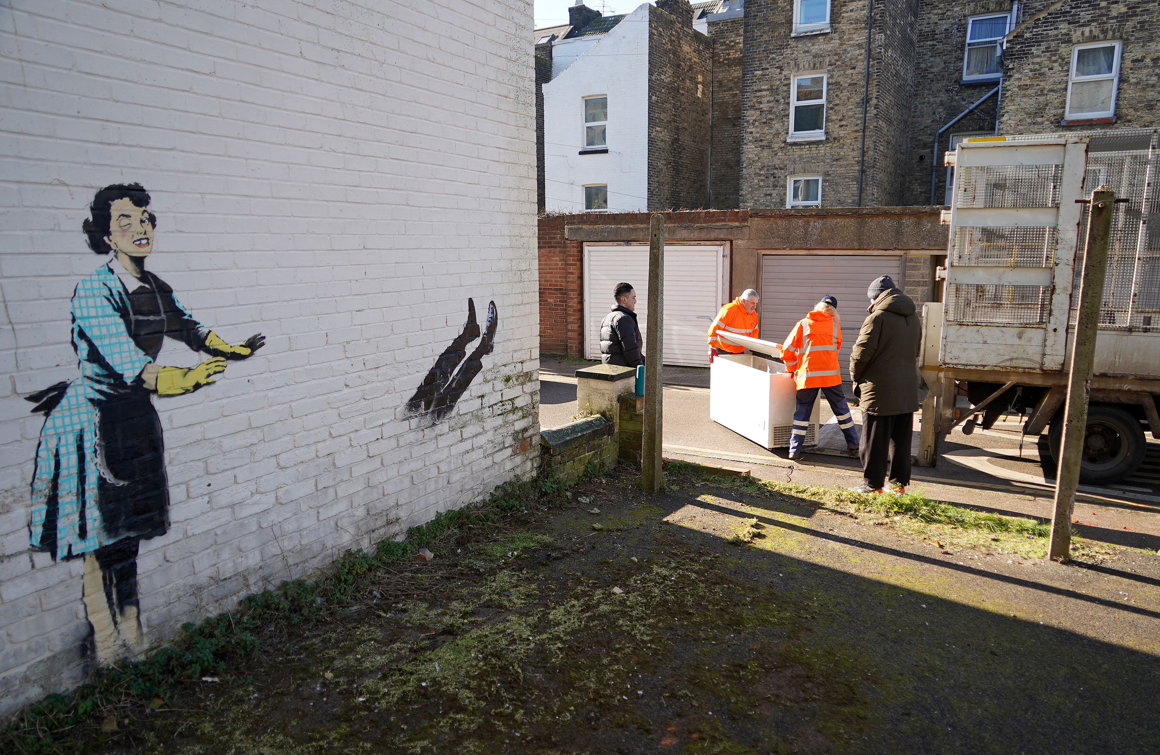 Banksy vuelve con un grafiti para San Valentín, esta vez sobre la violencia de género