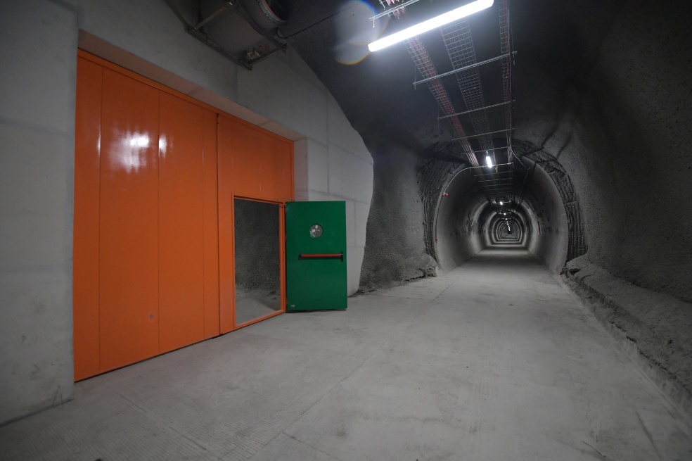Un túnel de emergencia que corre paralelo al túnel principal en el alto de La Línea.