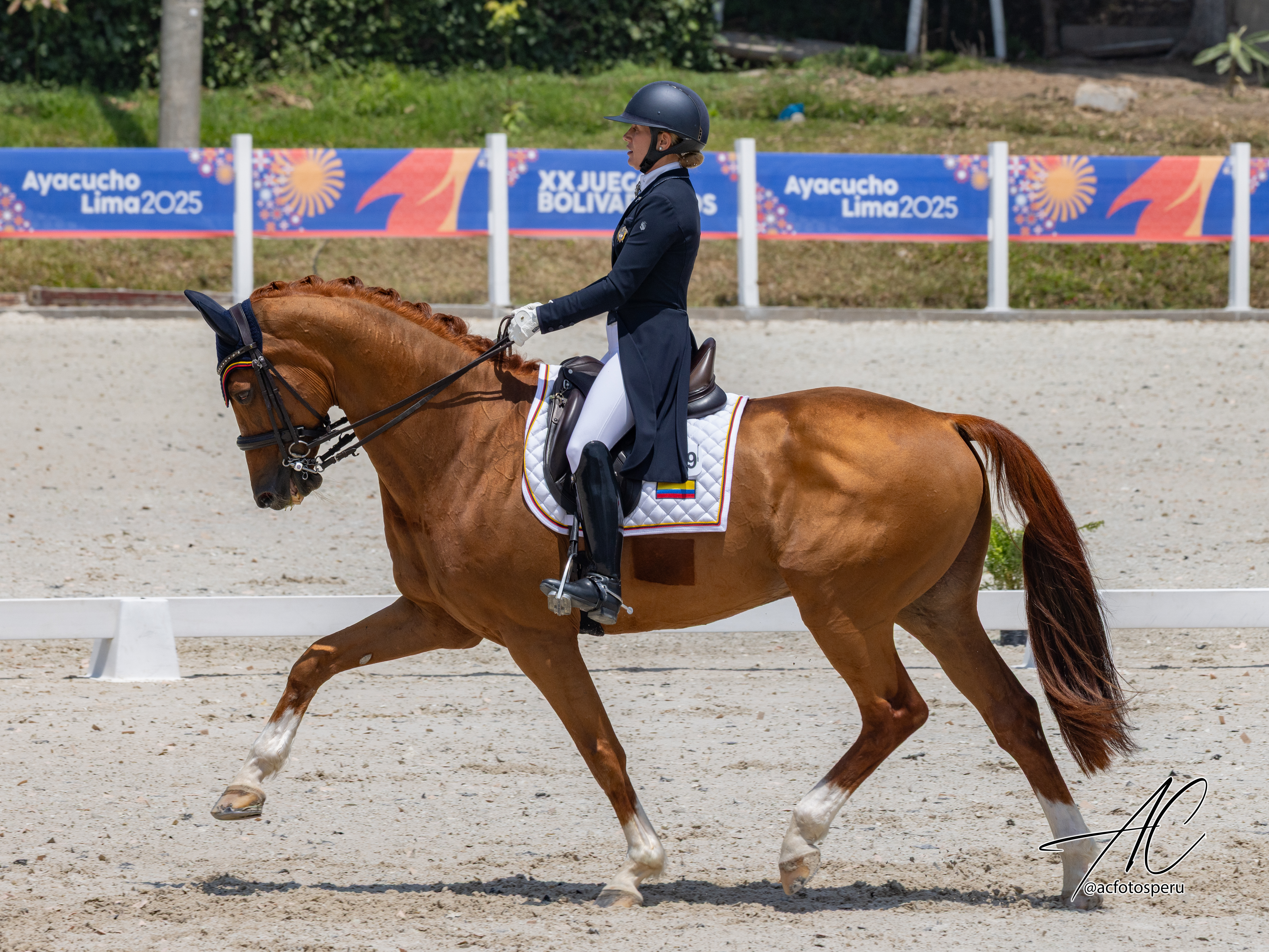 Mariana Atehortúa y Justify compitiendo en los Juegos Bolivarianos Ayacucho-Lima 2025.