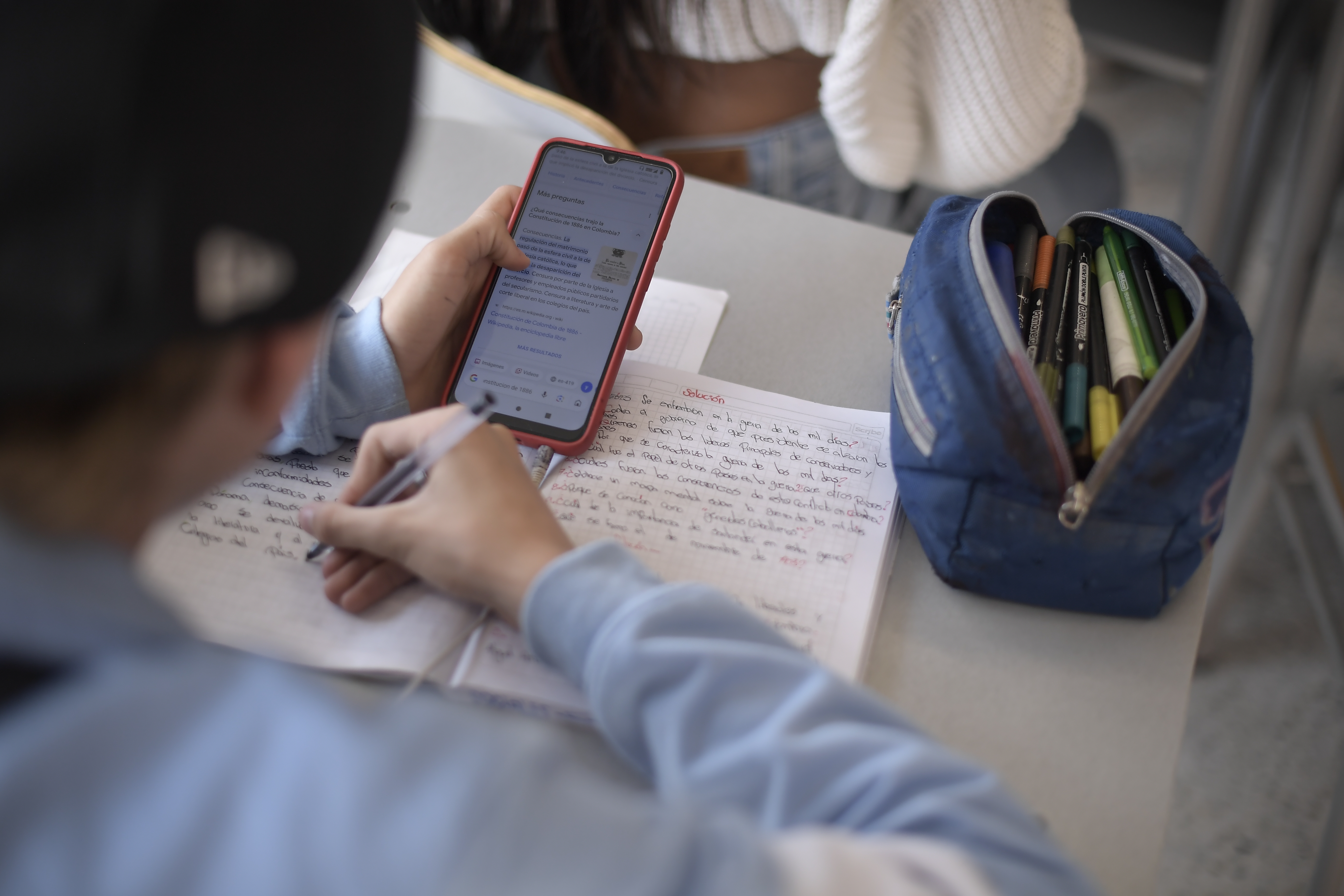 Estudiante de este colegio público ubicado en Bosa, Usan el celular.