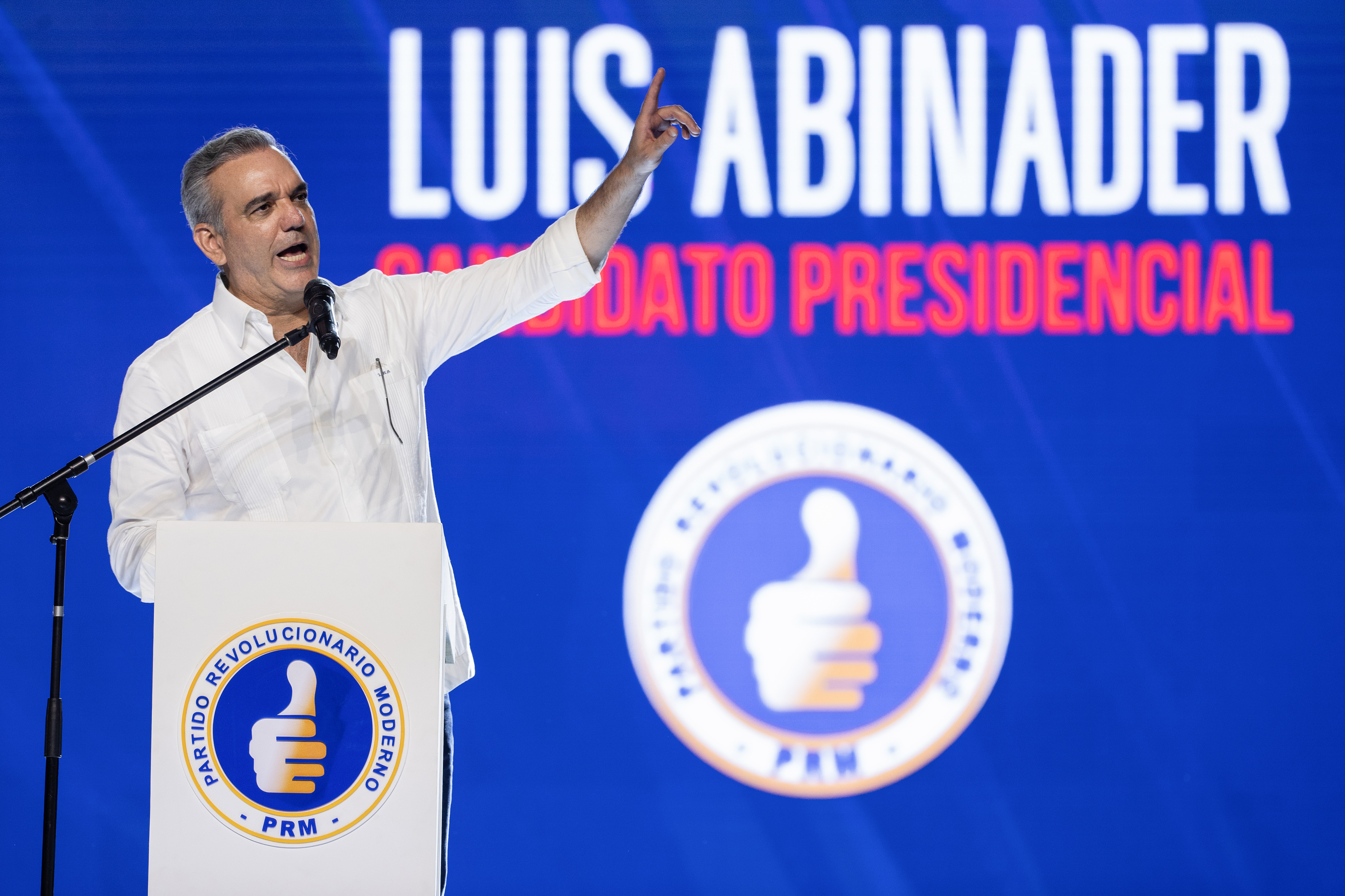 AME5393. SANTO DOMINGO (REPÚBLICA DOMINICANA), 11/05/2024.- El presidente y candidato a la reelección Luis Abinader habla en un evento de su campaña electoral, este sábado, en Santo Domingo (República Dominicana). Nueve candidatos se presentan para las elecciones presidenciales del próximo domingo 19 de mayo del 2024. EFE/Orlando Barría