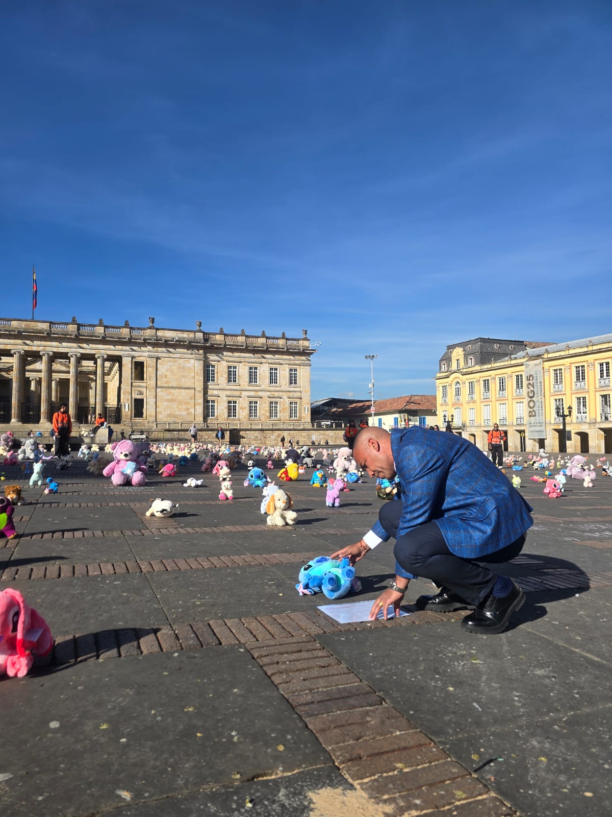 Lluvia de peluches en la Plaza de Bolívar para combatir la explotación infantil