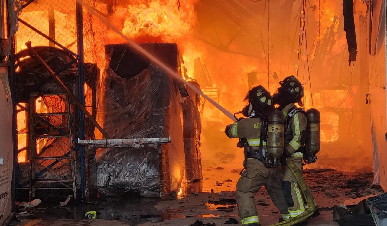 Bomberos controlan incendio en bodega de la zona industrial en Bogotá