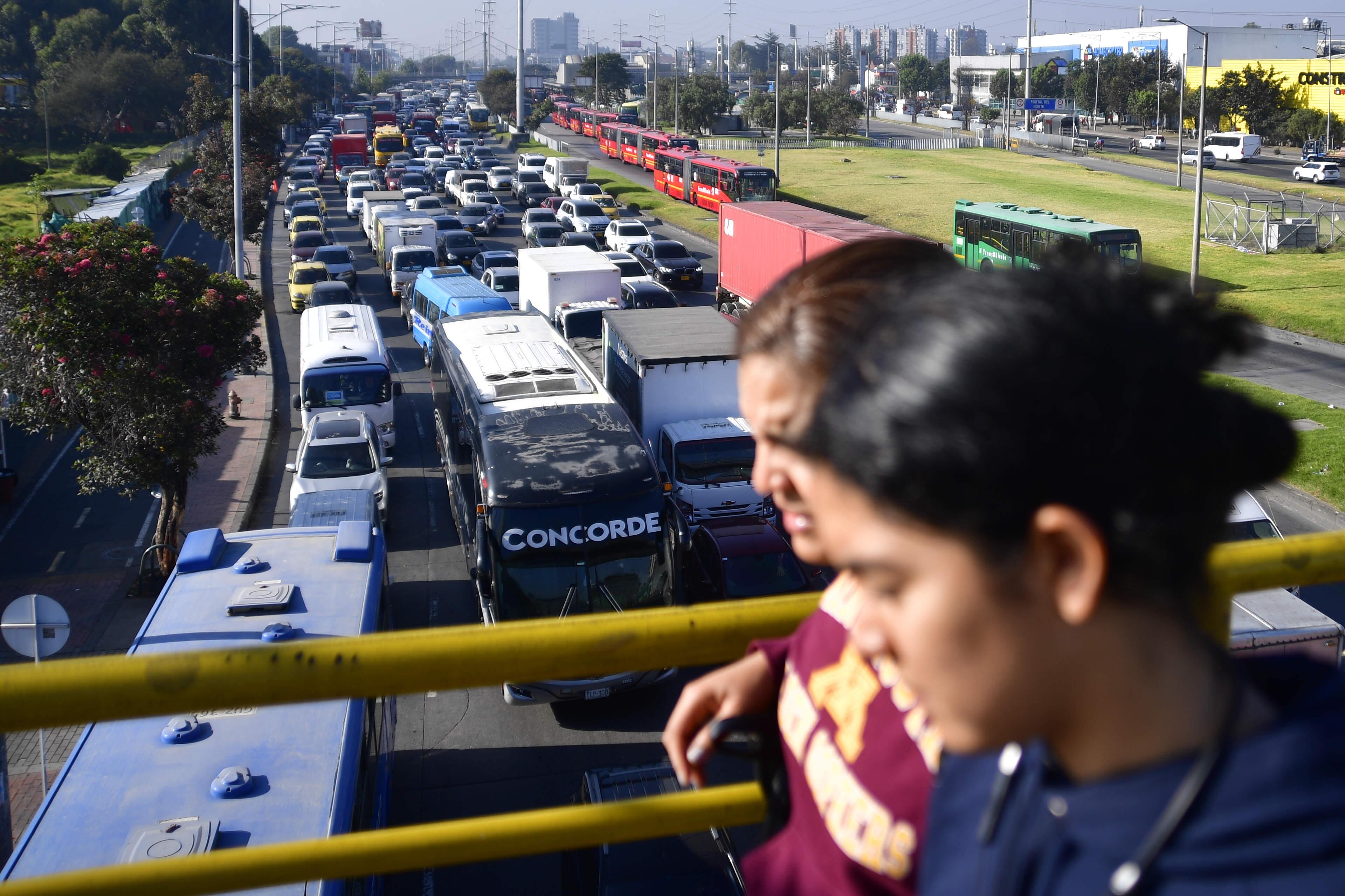 Movilidad 5 de junio: tubo roto afectó a sector de Usaquén