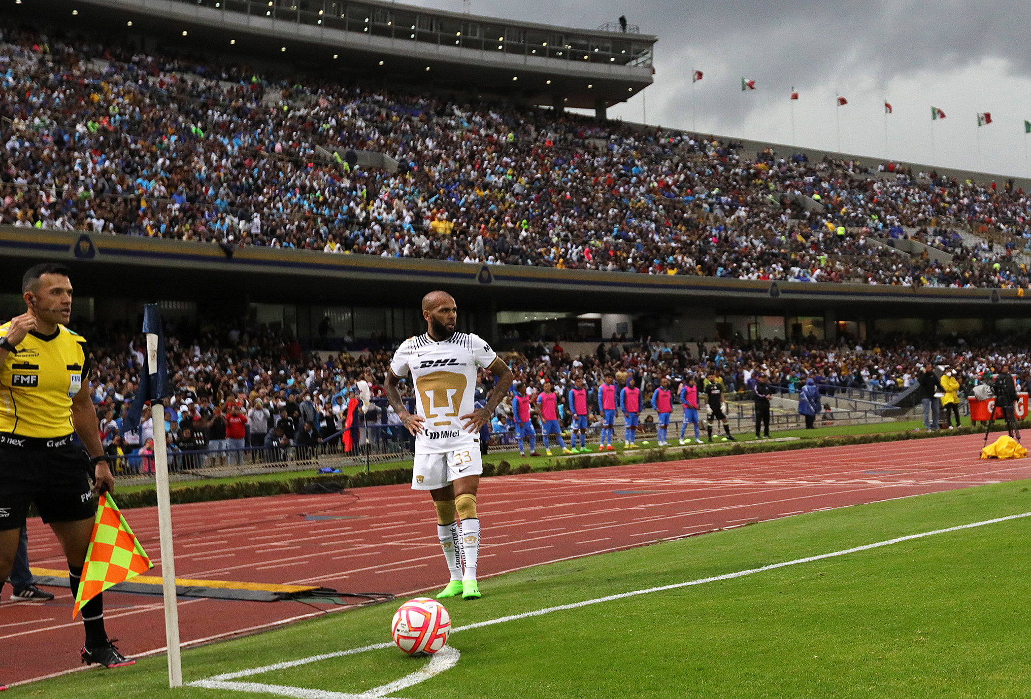 Dani Alves se lesionó pero aseguró que su presencia en el Mundial no corre riesgo