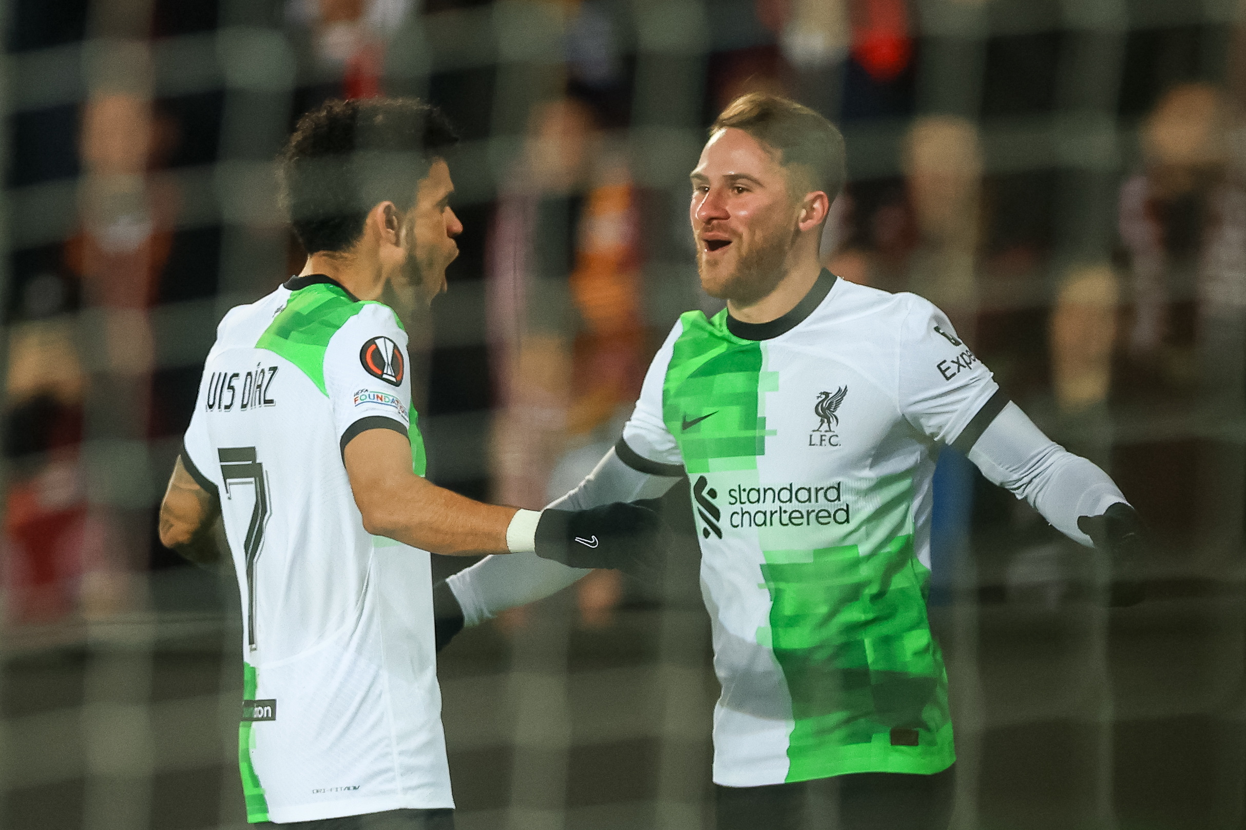 Prague (Czech Republic), 07/03/2024.- Alexis Mac Allister of Liverpool (R) celebrates with teammate Luis Diaz (L) after scoring the 0-1 goal during the UEFA Europa League round of 16 first leg soccer match between Sparta Prague and Liverpool FC in Prague, Czech Republic, 07 March 2024. (República Checa, Praga) EFE/EPA/MARTIN DIVISEK